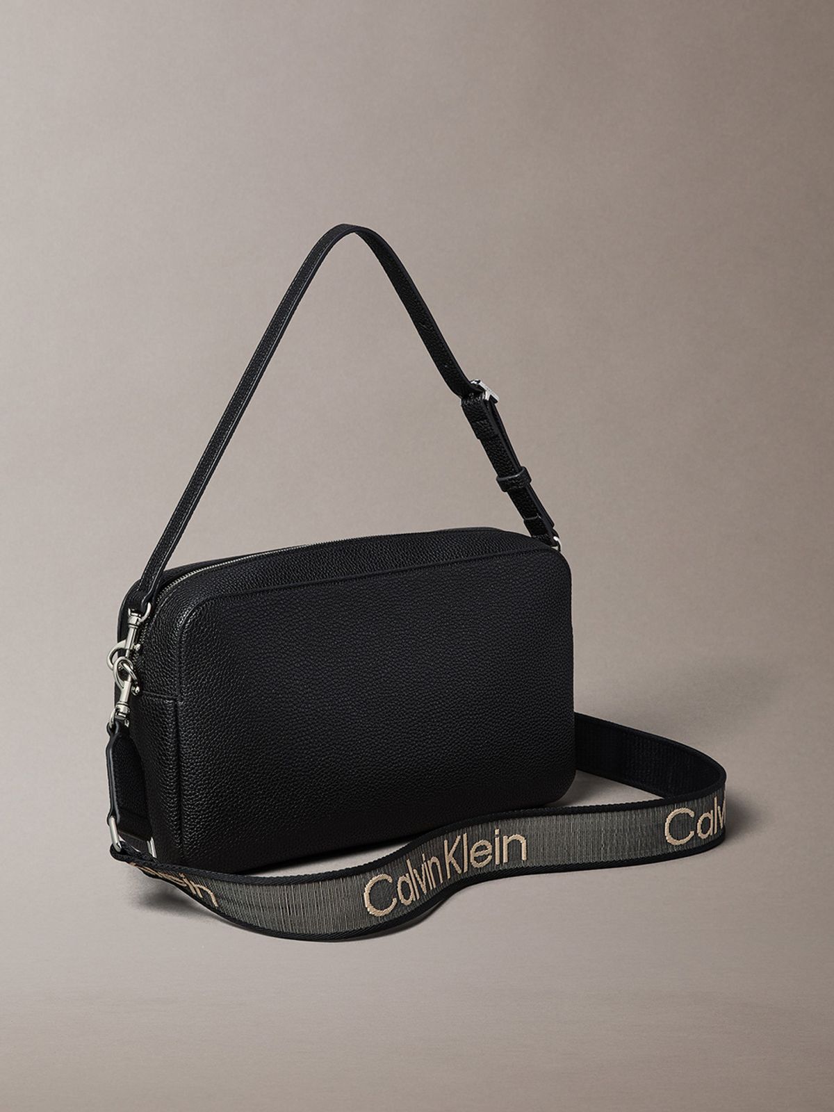캘빈클라인 진(CALVIN KLEIN JEANS) 여성 웨빙 투 스트랩 라지 카메라 백 4F3642G UB1