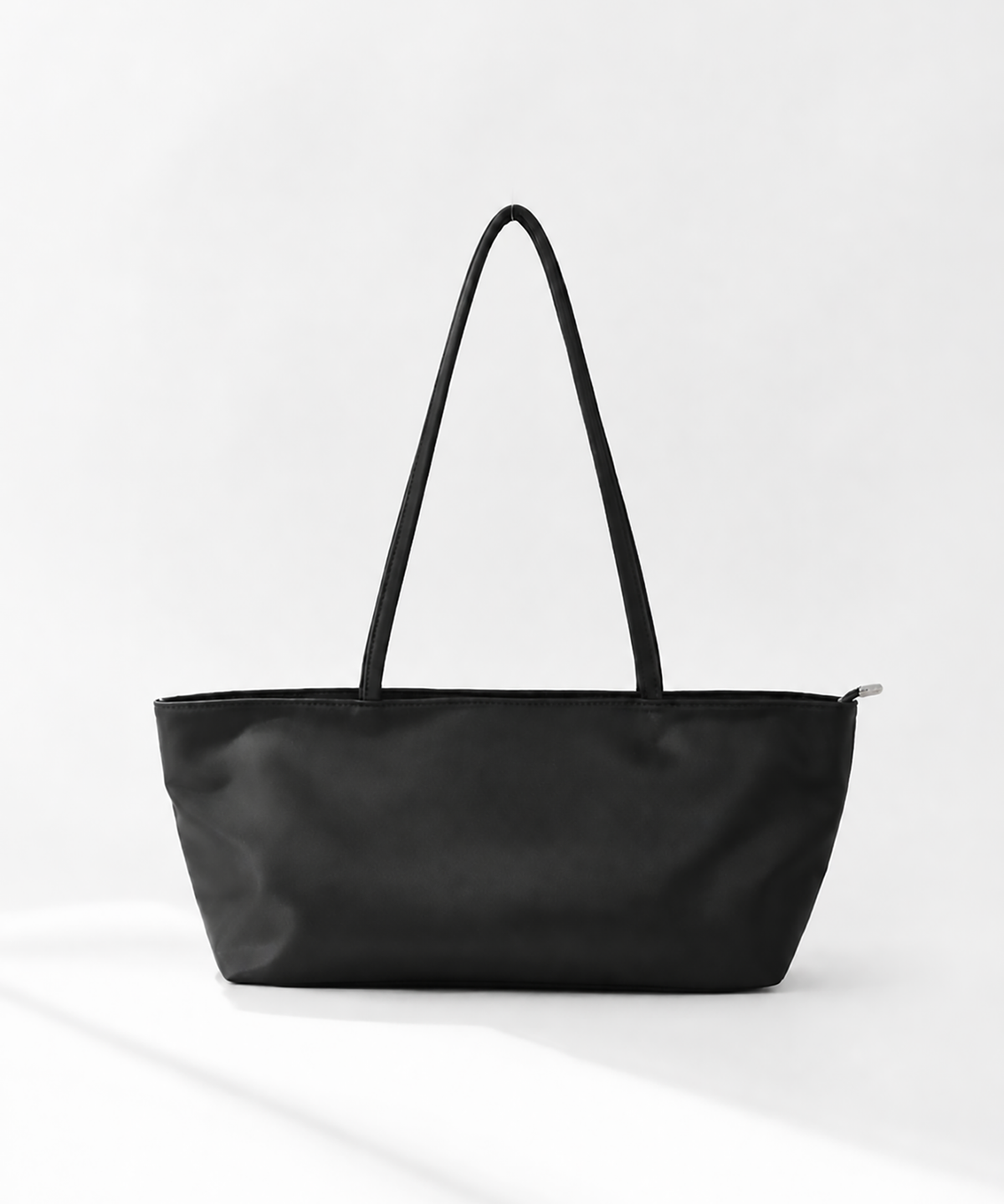 앤버터럼(ANDBUTTERUM) 루미(LUMI) 새틴 나일론 바케트 숄더백