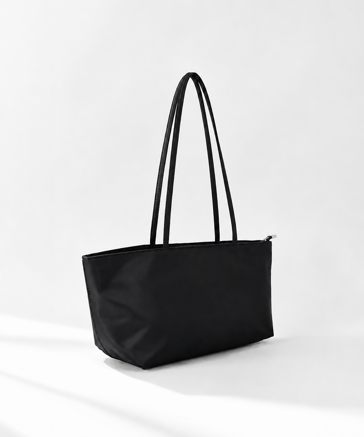 앤버터럼(ANDBUTTERUM) 루미(LUMI) 새틴 나일론 바케트 숄더백