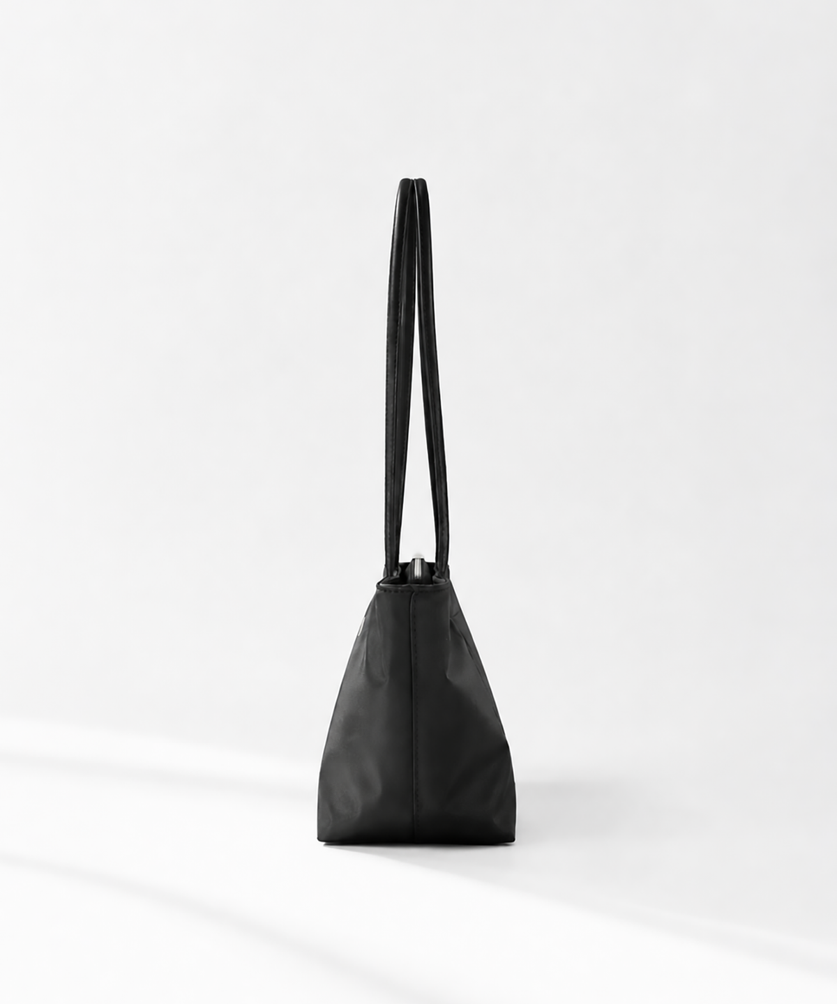 앤버터럼(ANDBUTTERUM) 루미(LUMI) 새틴 나일론 바케트 숄더백