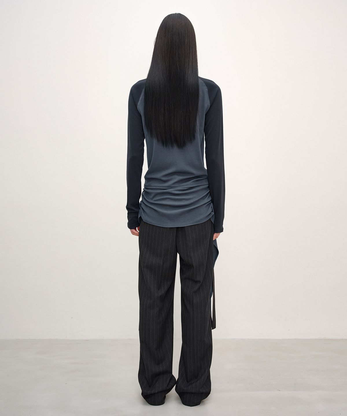 인사일런스 우먼(INSILENCE WOMEN) 래글런 스트랩 티셔츠 CHARCOAL