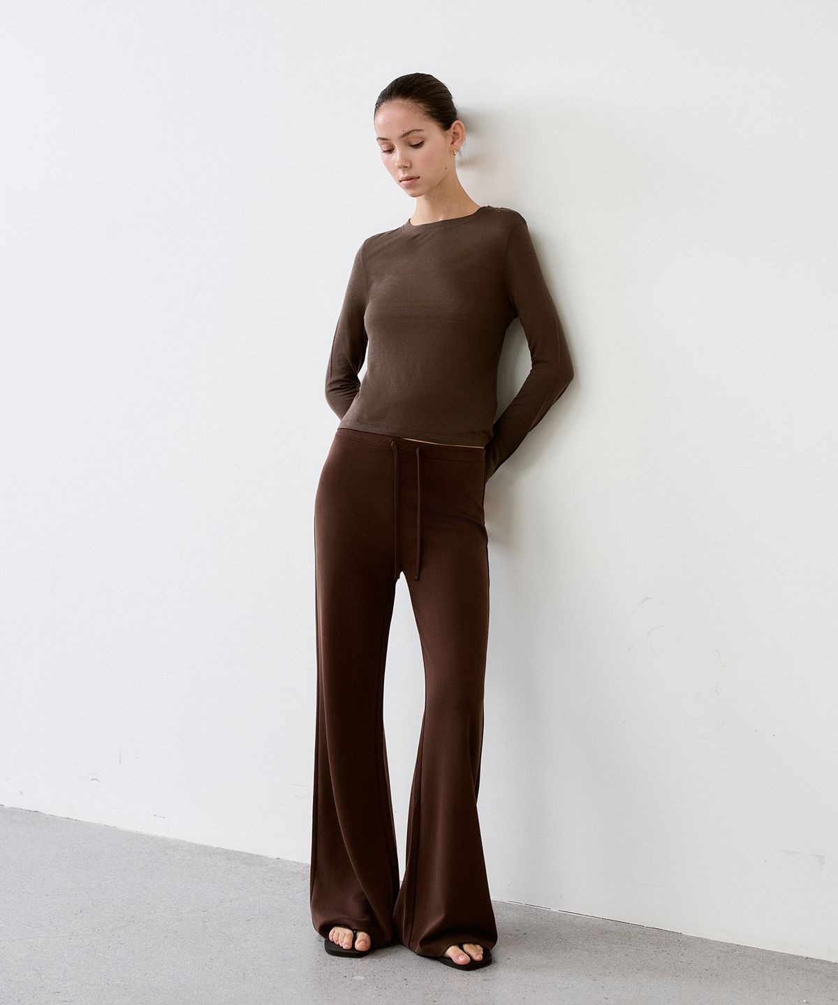 안토메(ANTOME) 실키 소프트 부츠컷 팬츠 (브라운)