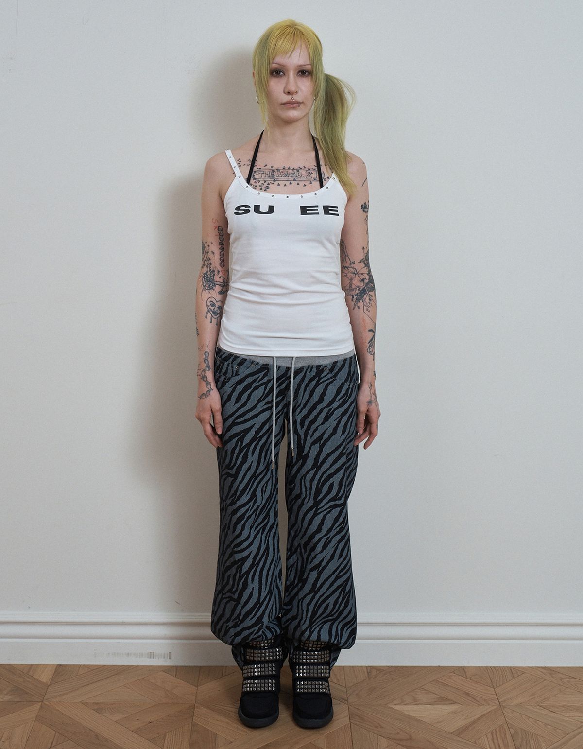 셋업이엑스이(SETUP-EXE) SU EE STUDDED SLEEVELESS / WHITE