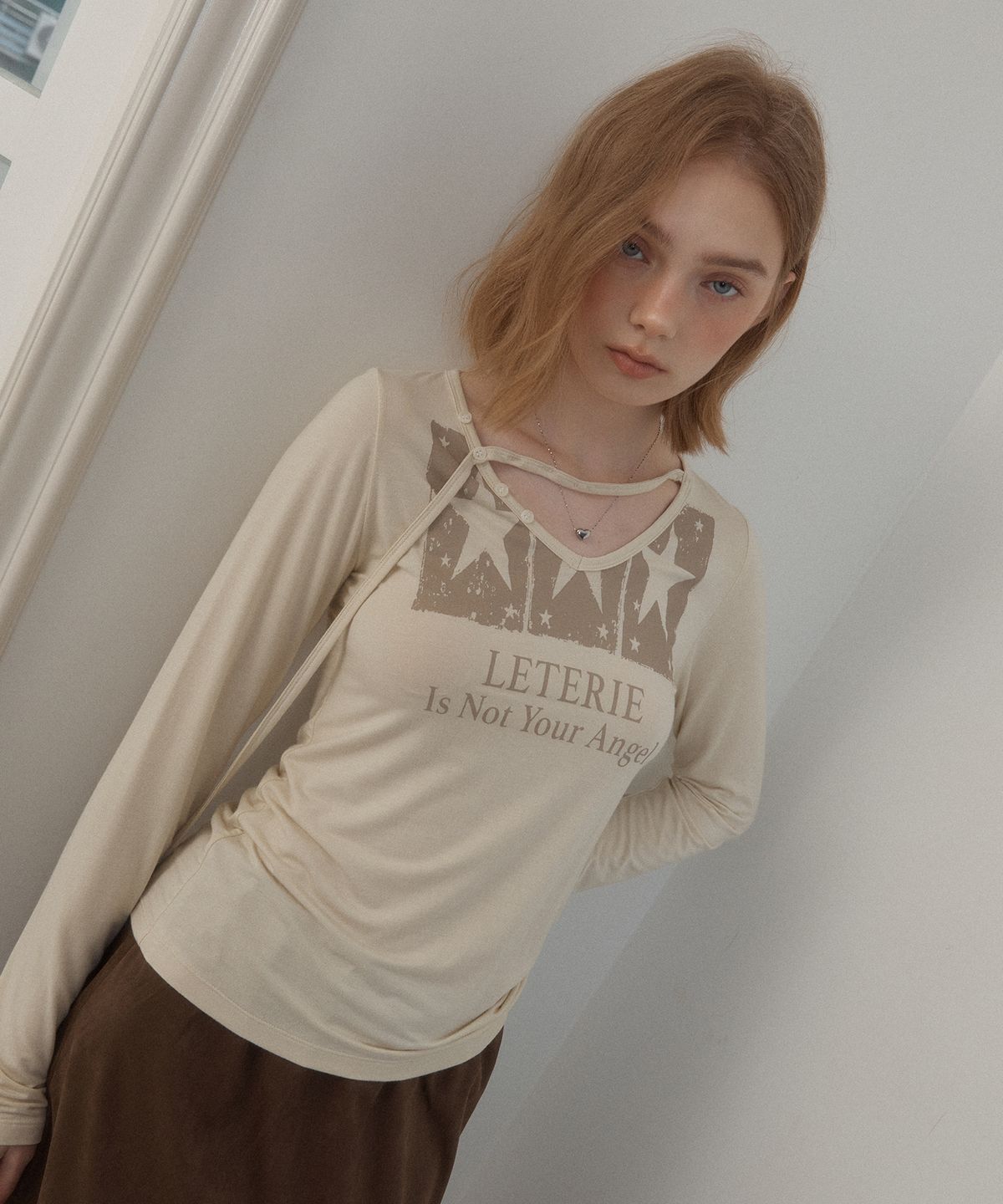 레터리(LETERIE) GRAPHIC V-NECK LONG SLEEVE TEE_BEIGE