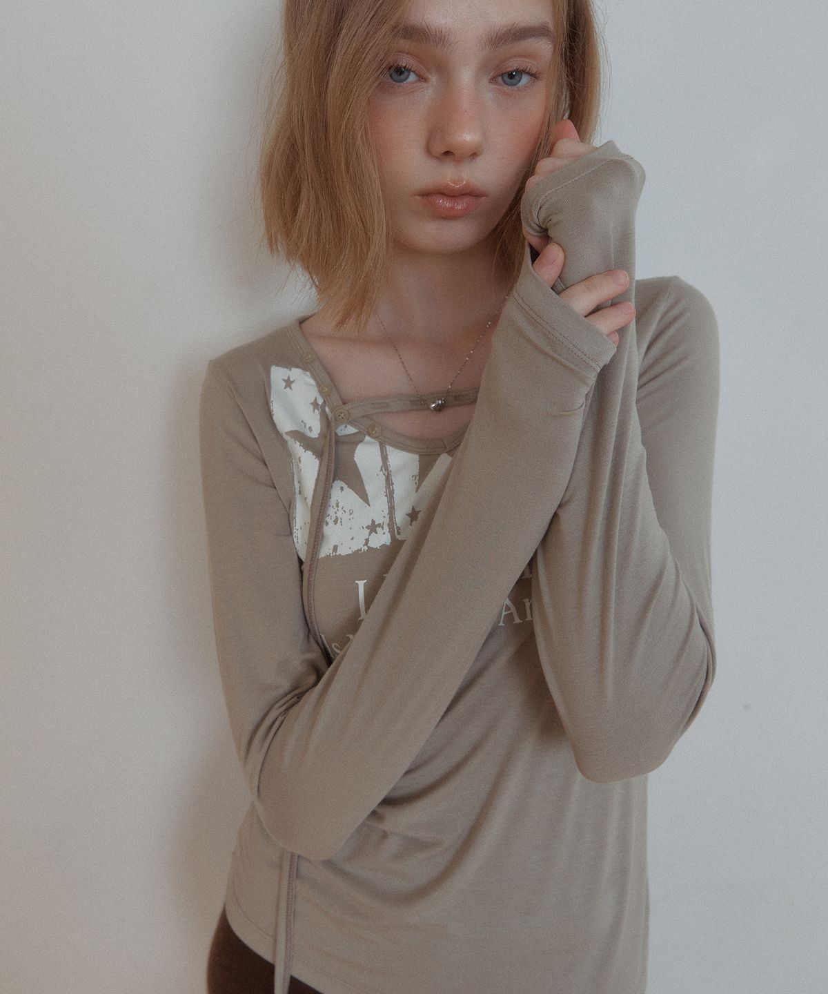 레터리(LETERIE) GRAPHIC V-NECK LONG SLEEVE TEE_KHAKI BROWN