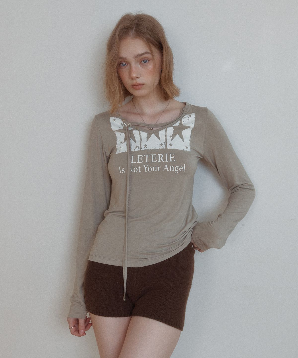 레터리(LETERIE) GRAPHIC V-NECK LONG SLEEVE TEE_KHAKI BROWN