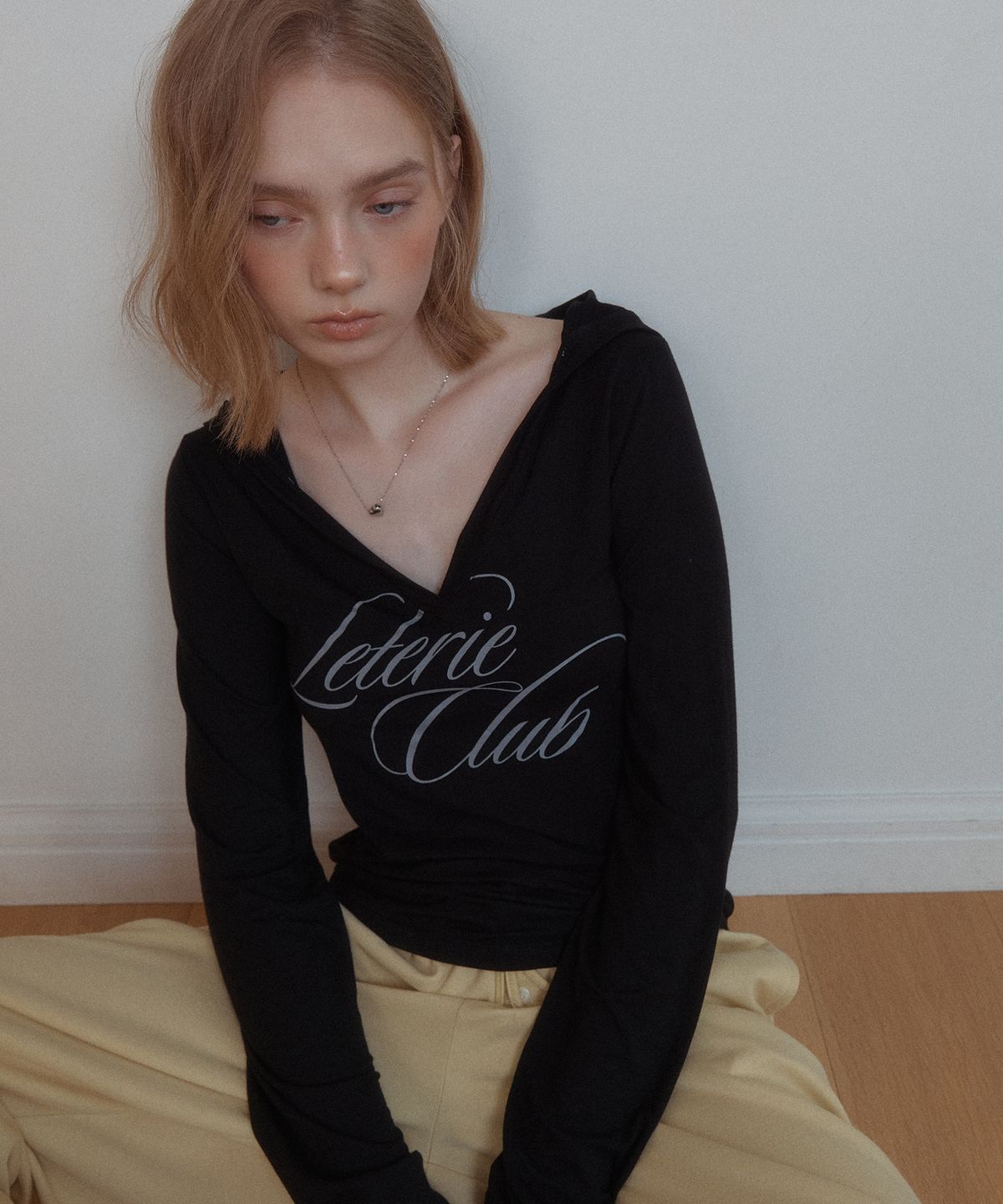 레터리(LETERIE) CLUB V-NECK HOODIE_BLACK