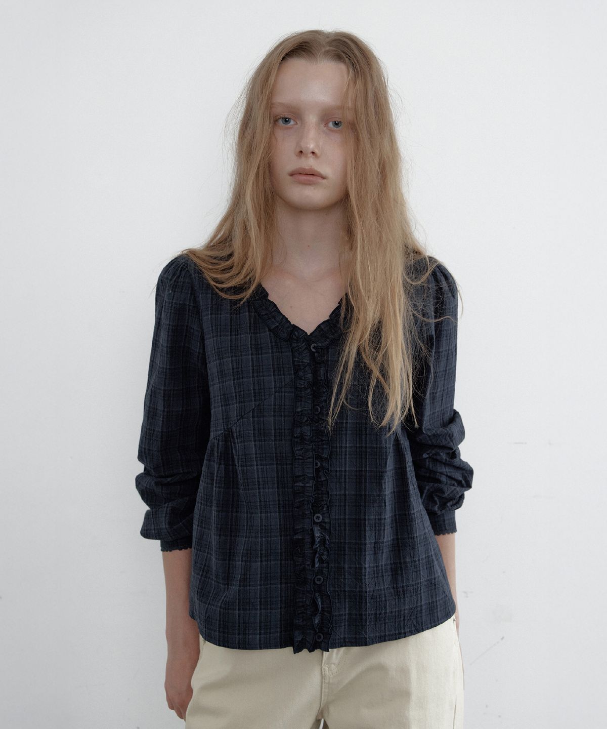 토아베(TOAVE) Cross Ruffle V-Neck Blouse (Check navy)