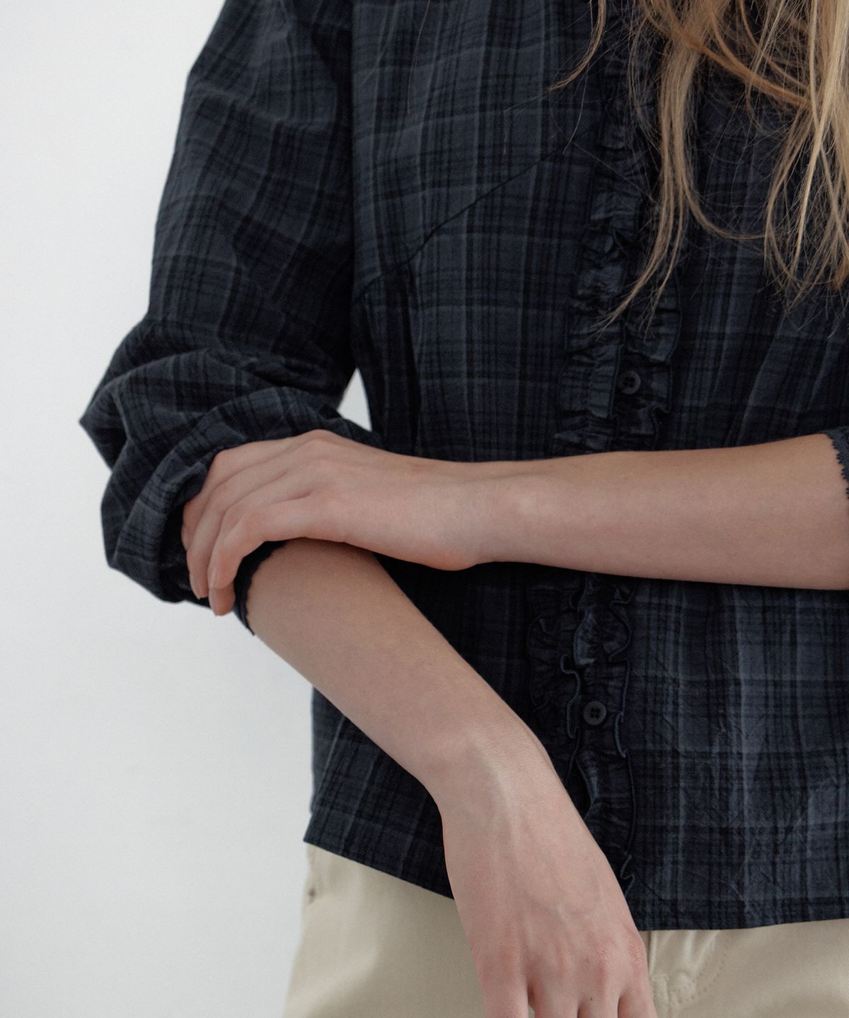 토아베(TOAVE) Cross Ruffle V-Neck Blouse (Check navy)