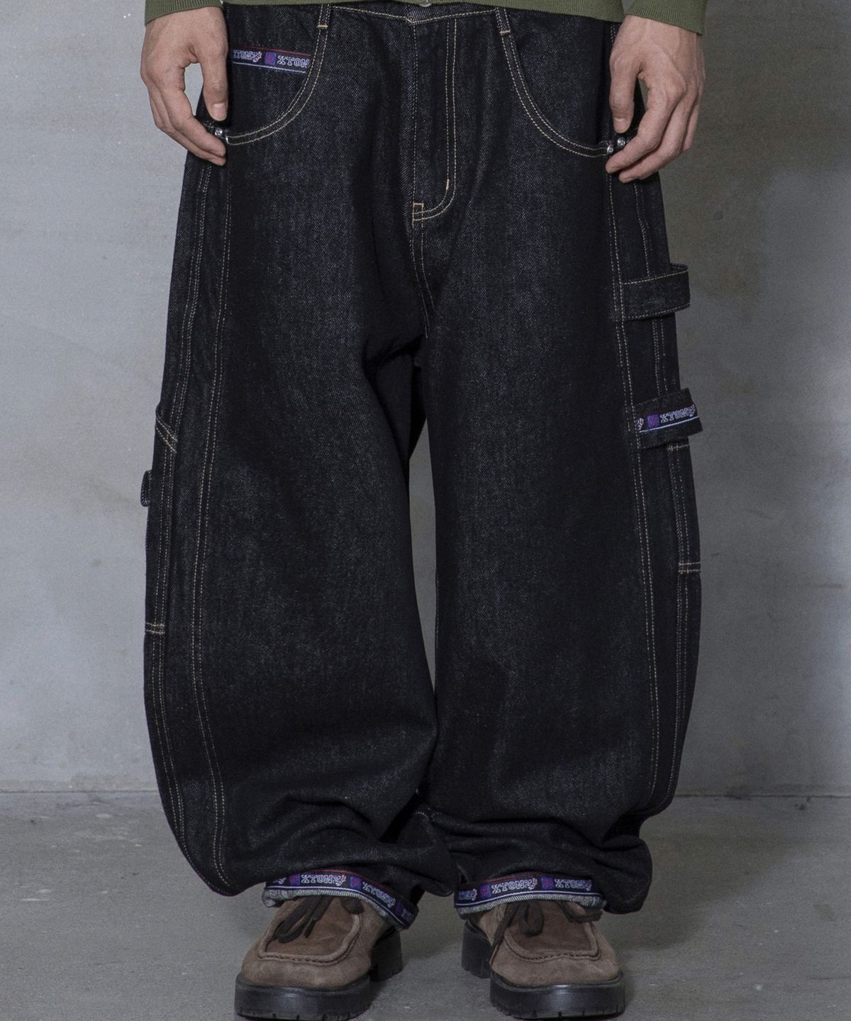 엑스톤즈(XTONZ) XP346 90s 롤업 루즈핏 카펜더 워크 데님 팬츠 (BLACK)