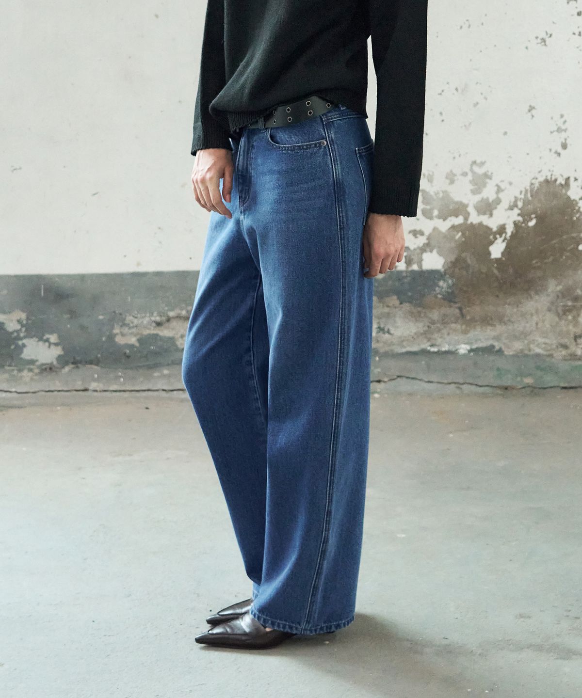 레더리(LEATHERY) 에센셜 커브드 데님 팬츠 [BLUE]