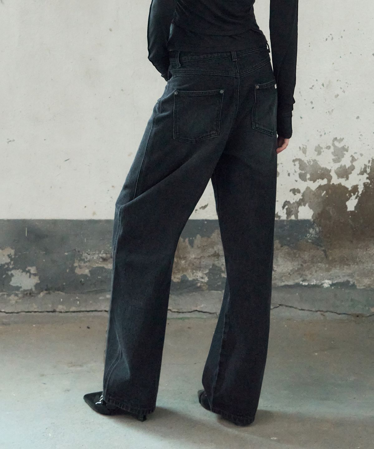 레더리(LEATHERY) 에센셜 커브드 데님 팬츠 [BLACK]