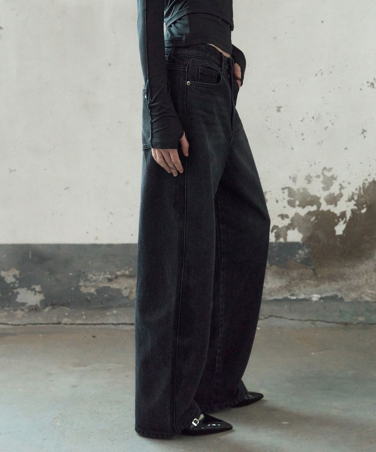 레더리(LEATHERY) 에센셜 커브드 데님 팬츠 [BLACK]