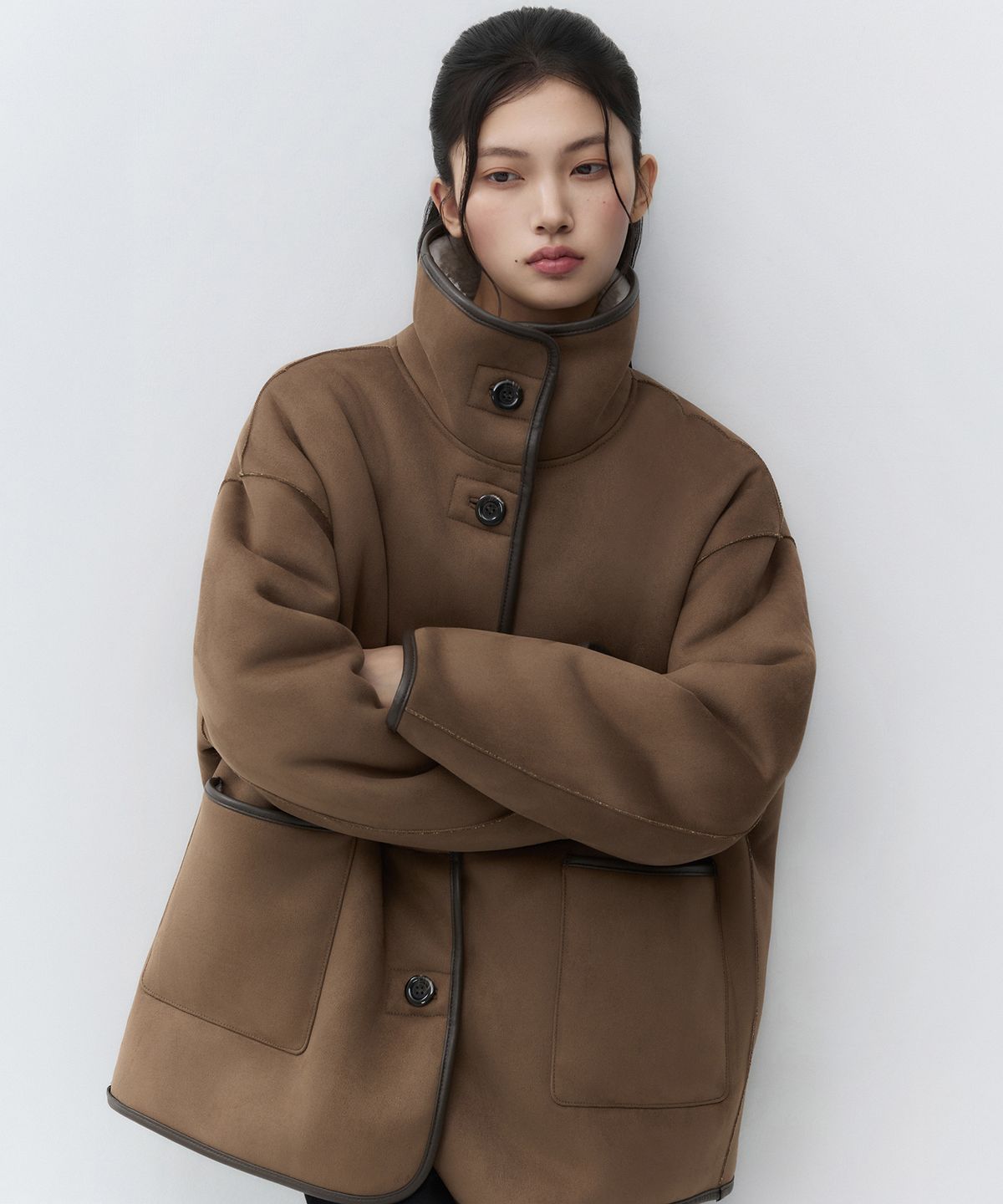 무신사 스탠다드 우먼(MUSINSA STANDARD WOMAN) 우먼즈 리버서블 신세틱 스웨이드 시어링 하프 코트 [라이트 브라운]
