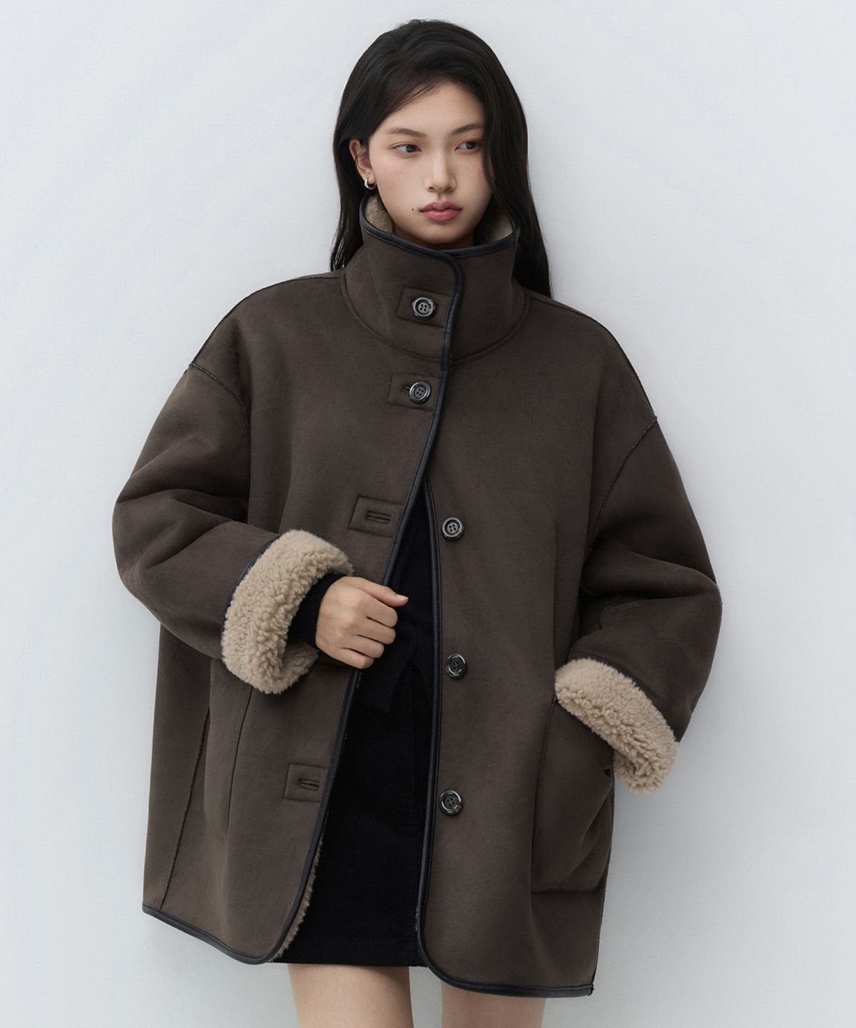 무신사 스탠다드 우먼(MUSINSA STANDARD WOMAN) 우먼즈 리버서블 신세틱 스웨이드 시어링 하프 코트 [브라운]
