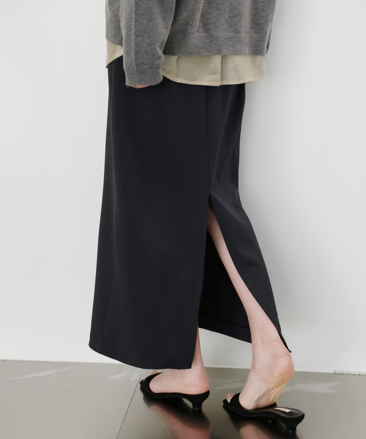 유라고(URAGO) Back slit H-line maxi skirt