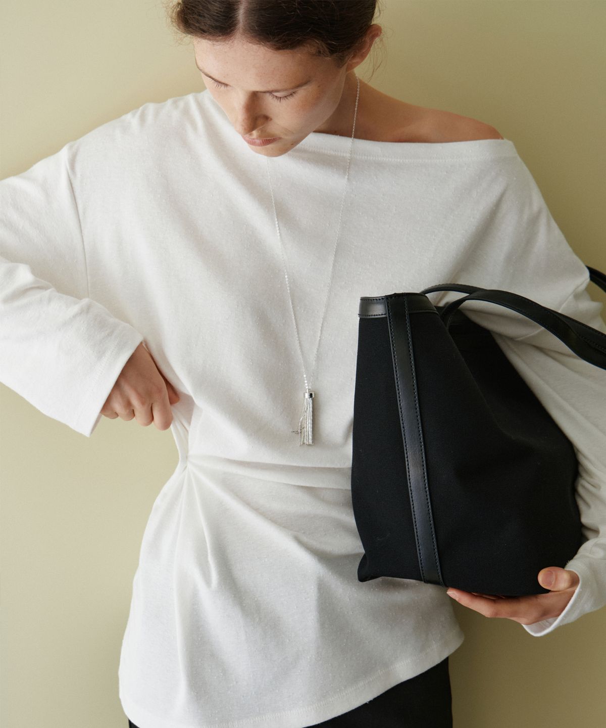 유라고(URAGO) One shoulder button t-shirt_2colors