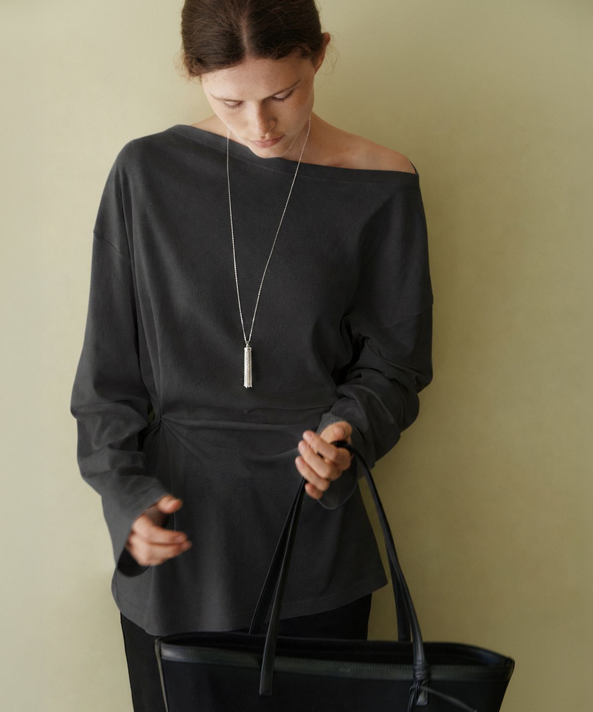 유라고(URAGO) One shoulder button t-shirt_2colors