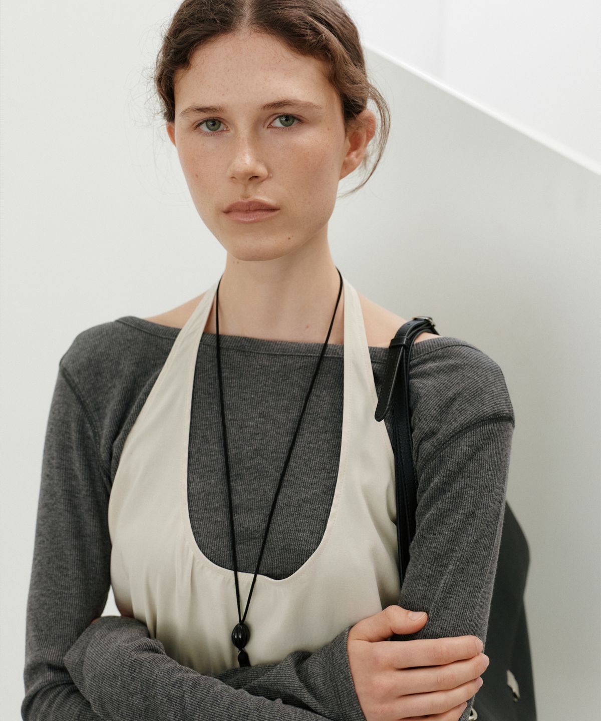 유라고(URAGO) Back U-neck ribbed t-shirt_3colors