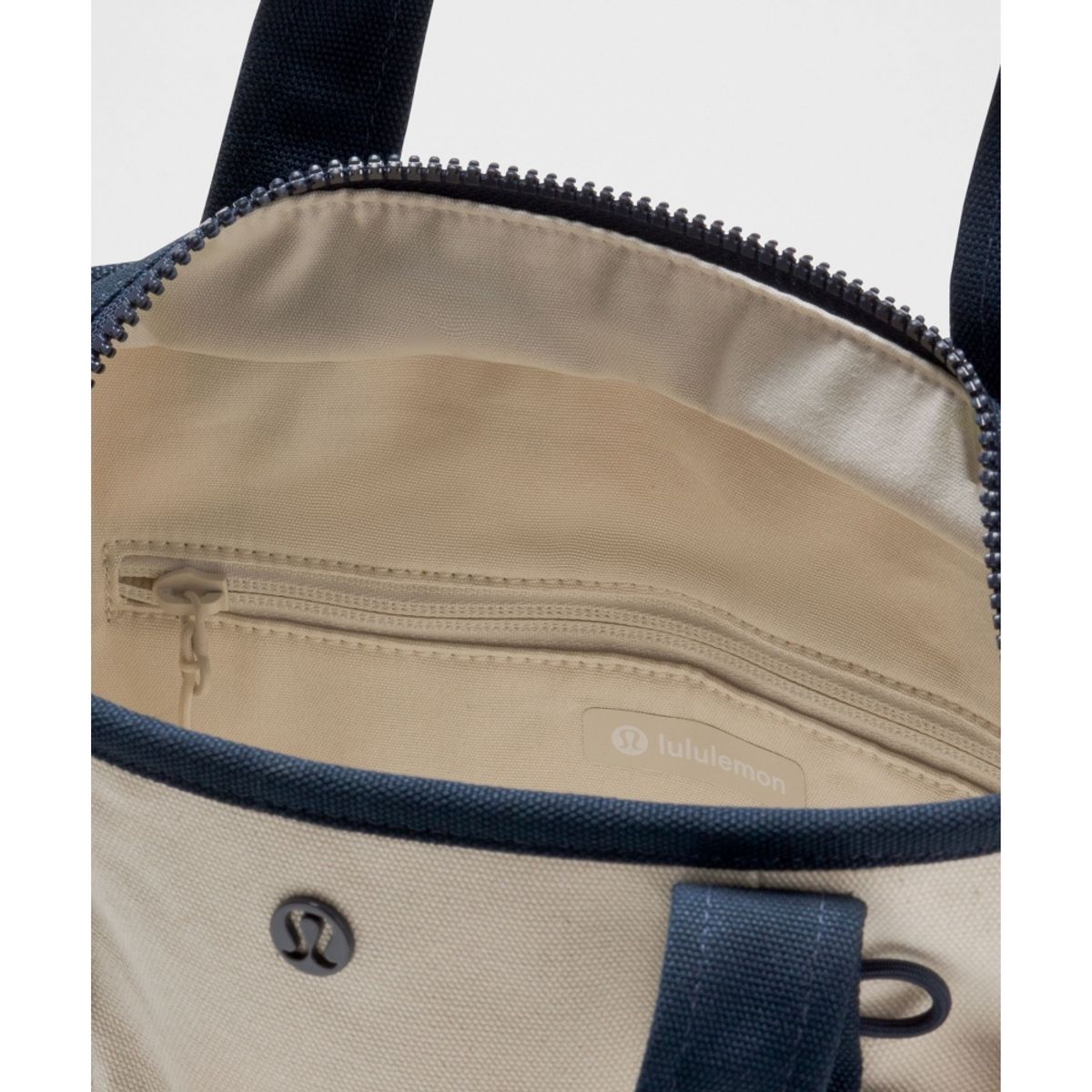 룰루레몬(LULULEMON) 데일리 멀티 포켓 스몰 집 탑 토트백 5L  NAT TRNV