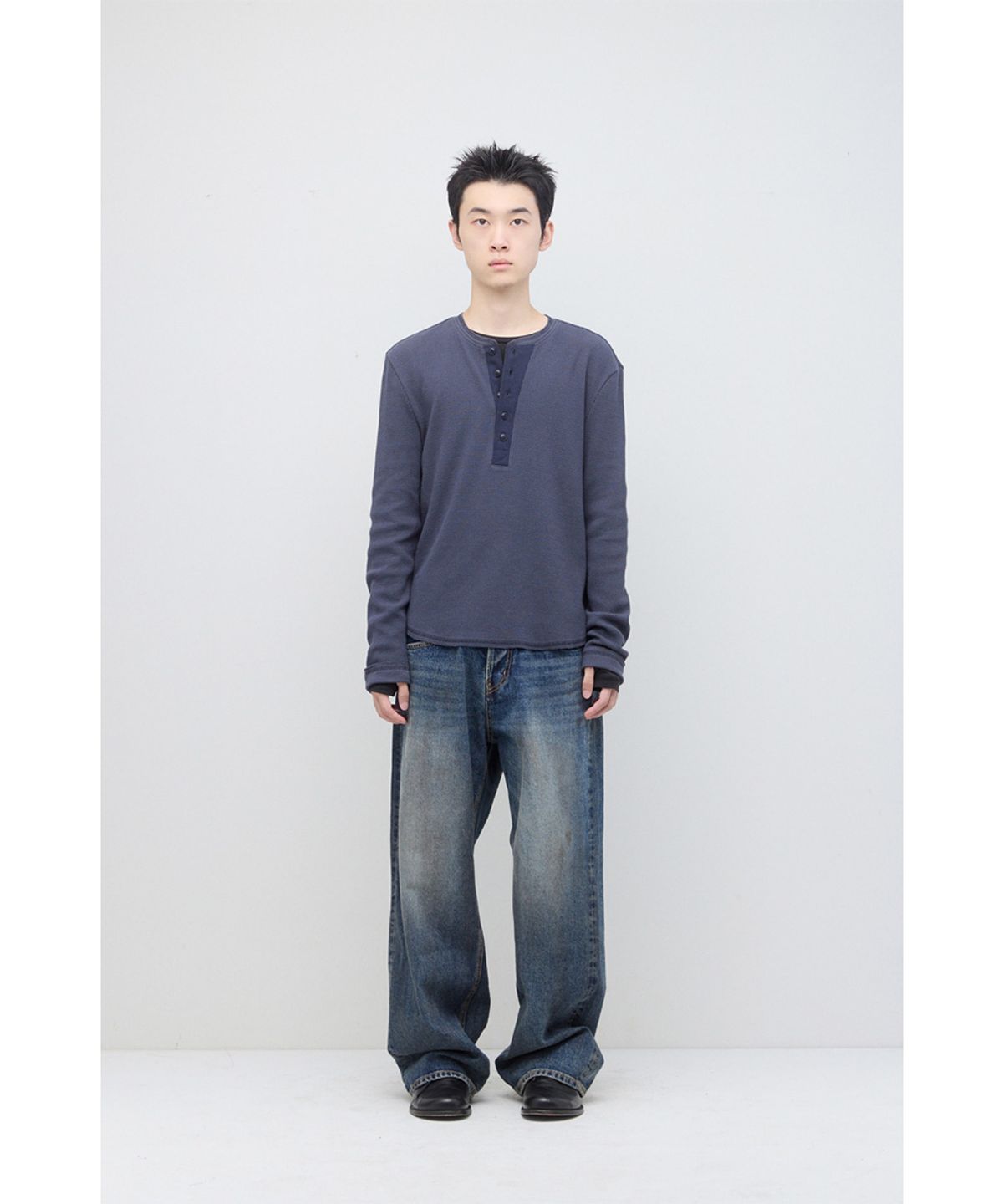 해칭룸(HATCHINGROOM) Thermal Henley Tee Blue Charcoal