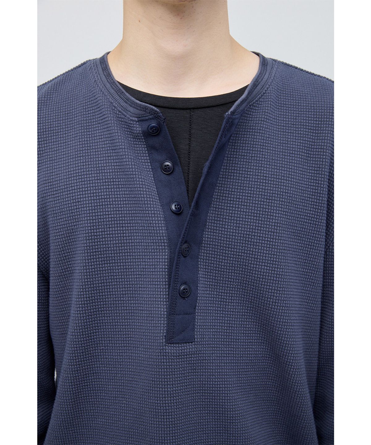해칭룸(HATCHINGROOM) Thermal Henley Tee Blue Charcoal