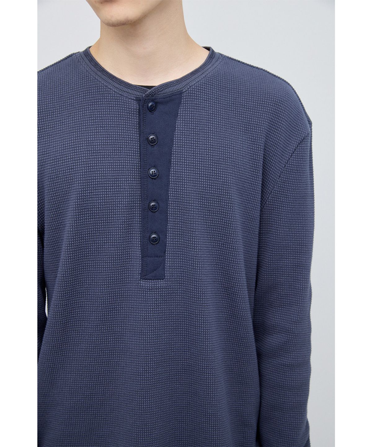 해칭룸(HATCHINGROOM) Thermal Henley Tee Blue Charcoal