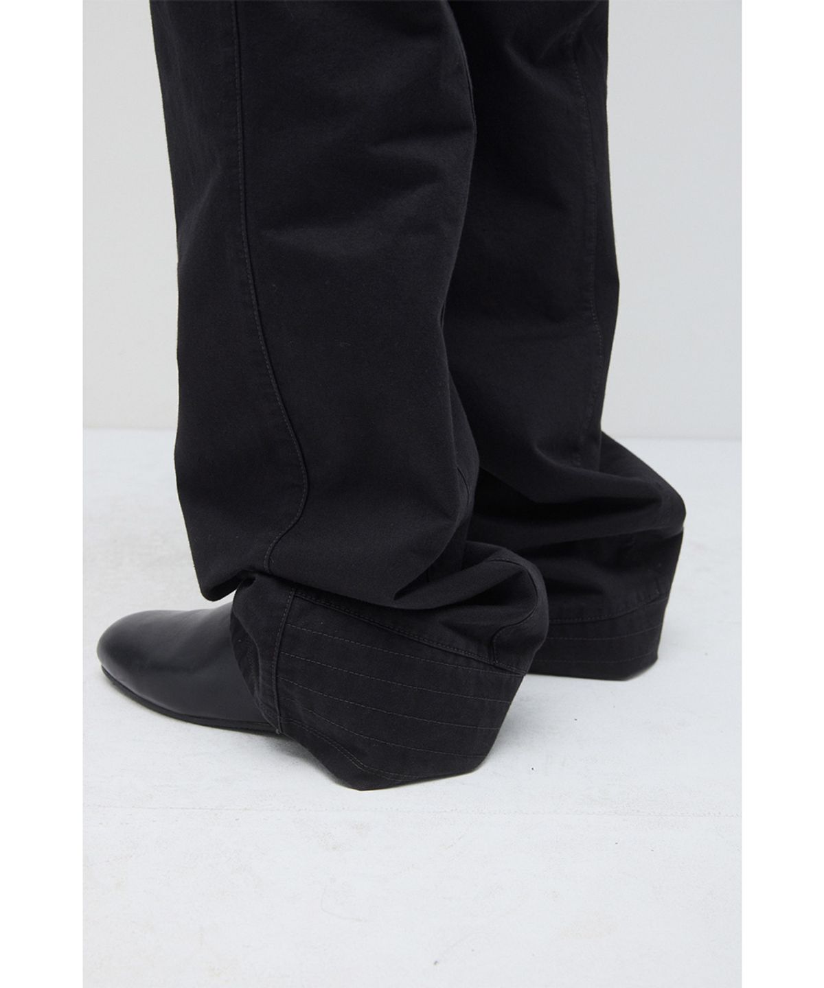 해칭룸(HATCHINGROOM) Flap Trousers Black