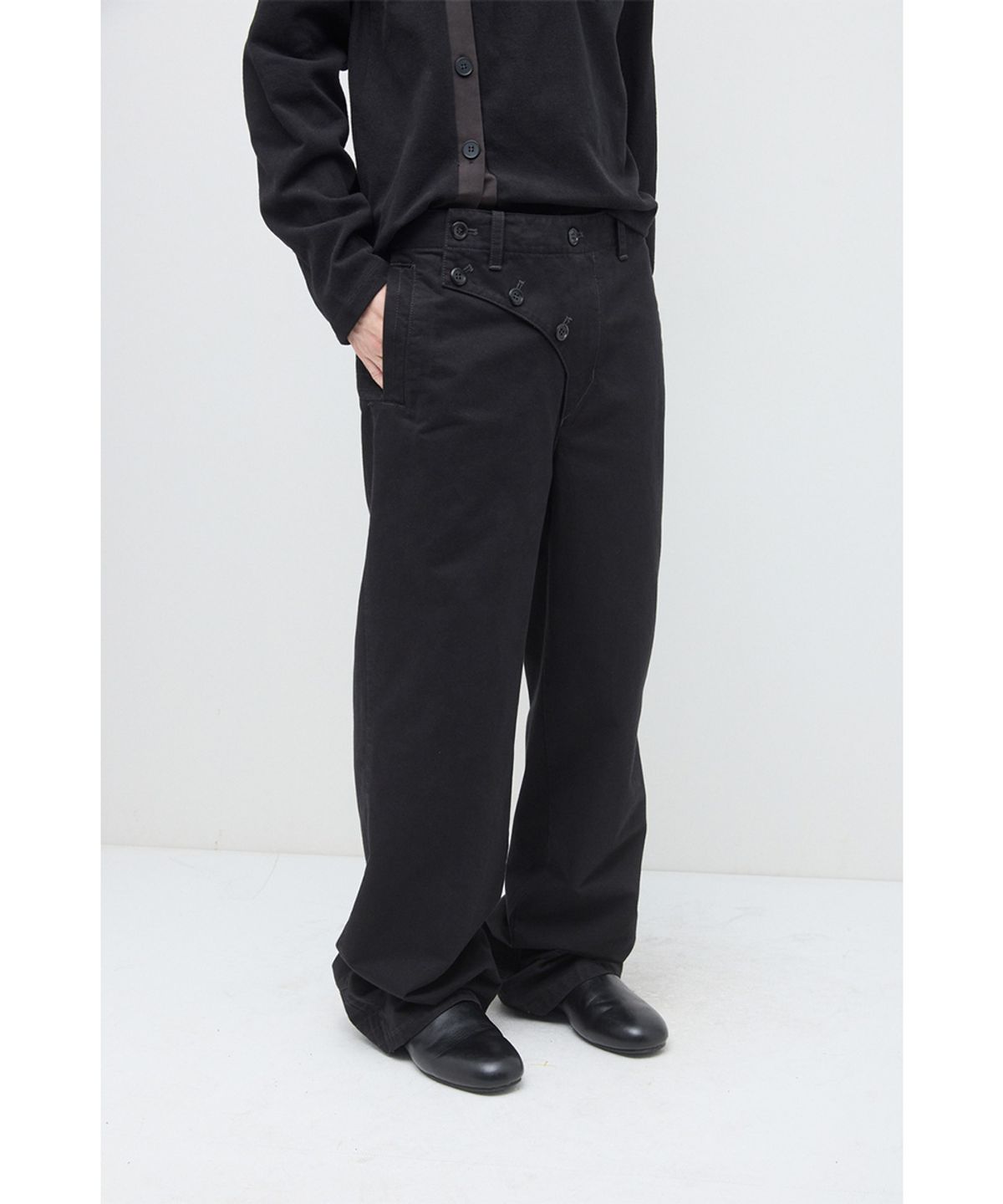 해칭룸(HATCHINGROOM) Flap Trousers Black