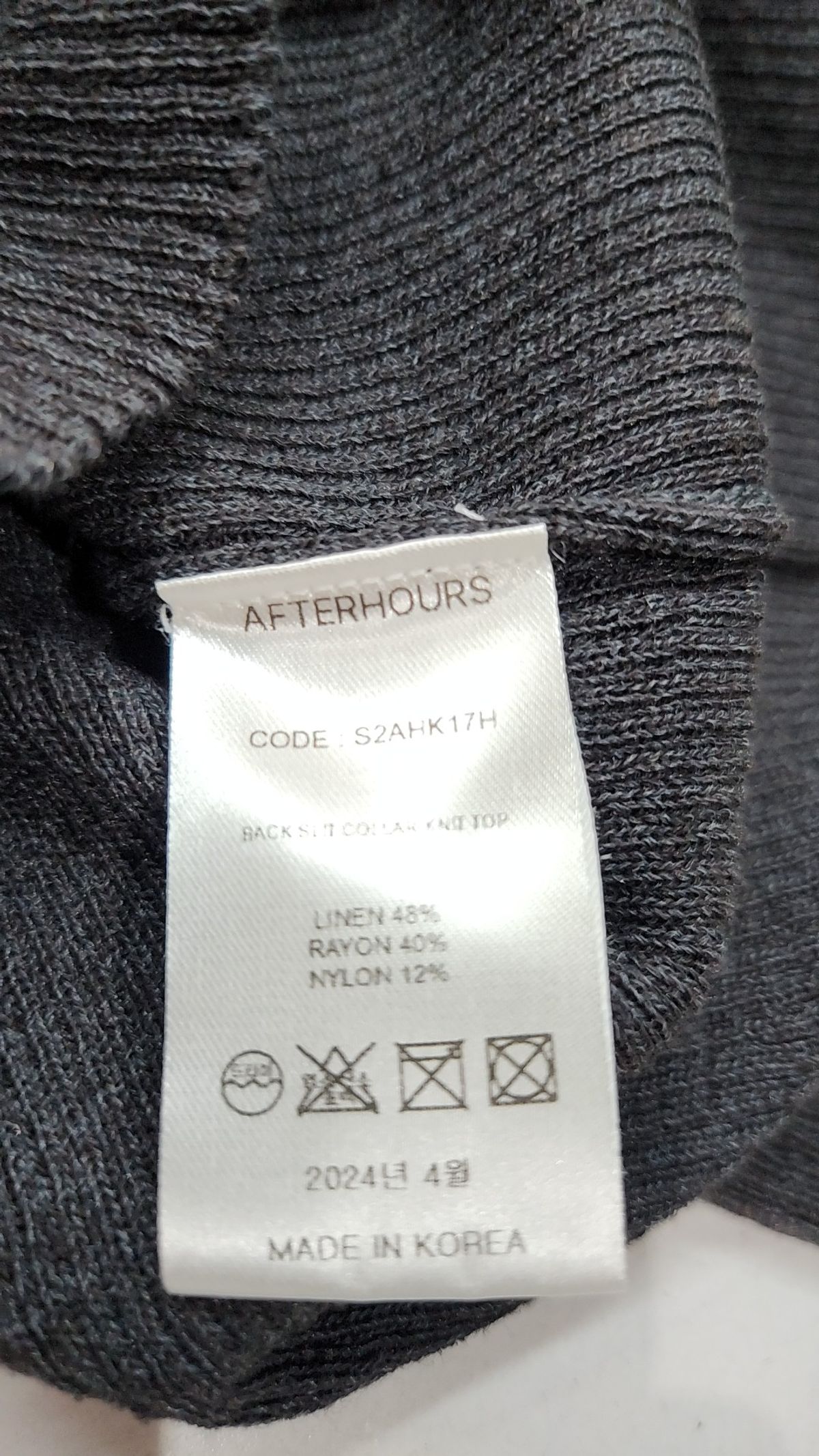 애프터아워즈(AFTERHOURS) BACK SLIT COLLAR KNIT TOP (CHARCOAL) XS
