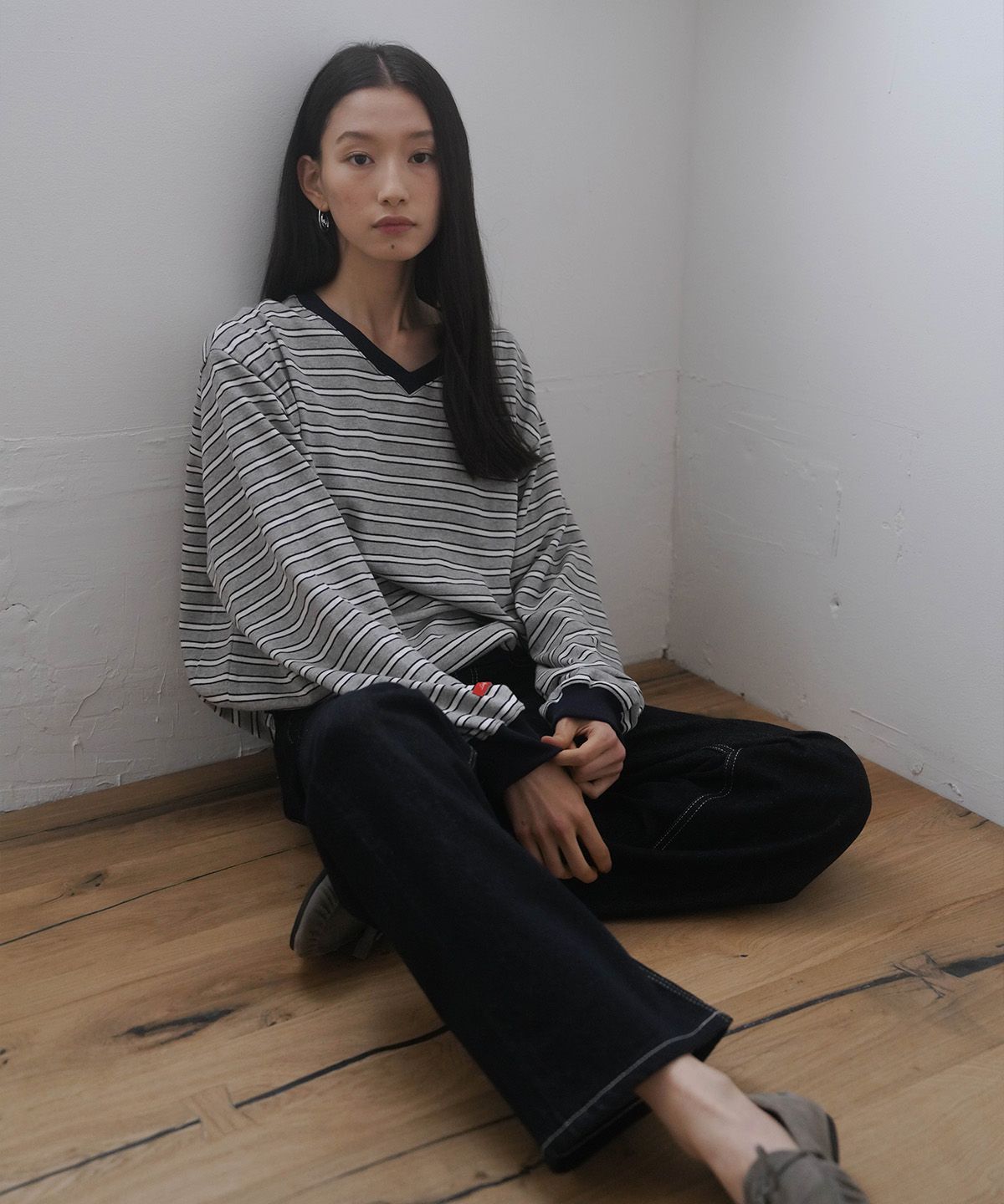 히어리(HEEARI) 로빈 스트라이프 브이넥 맨투맨_그레이