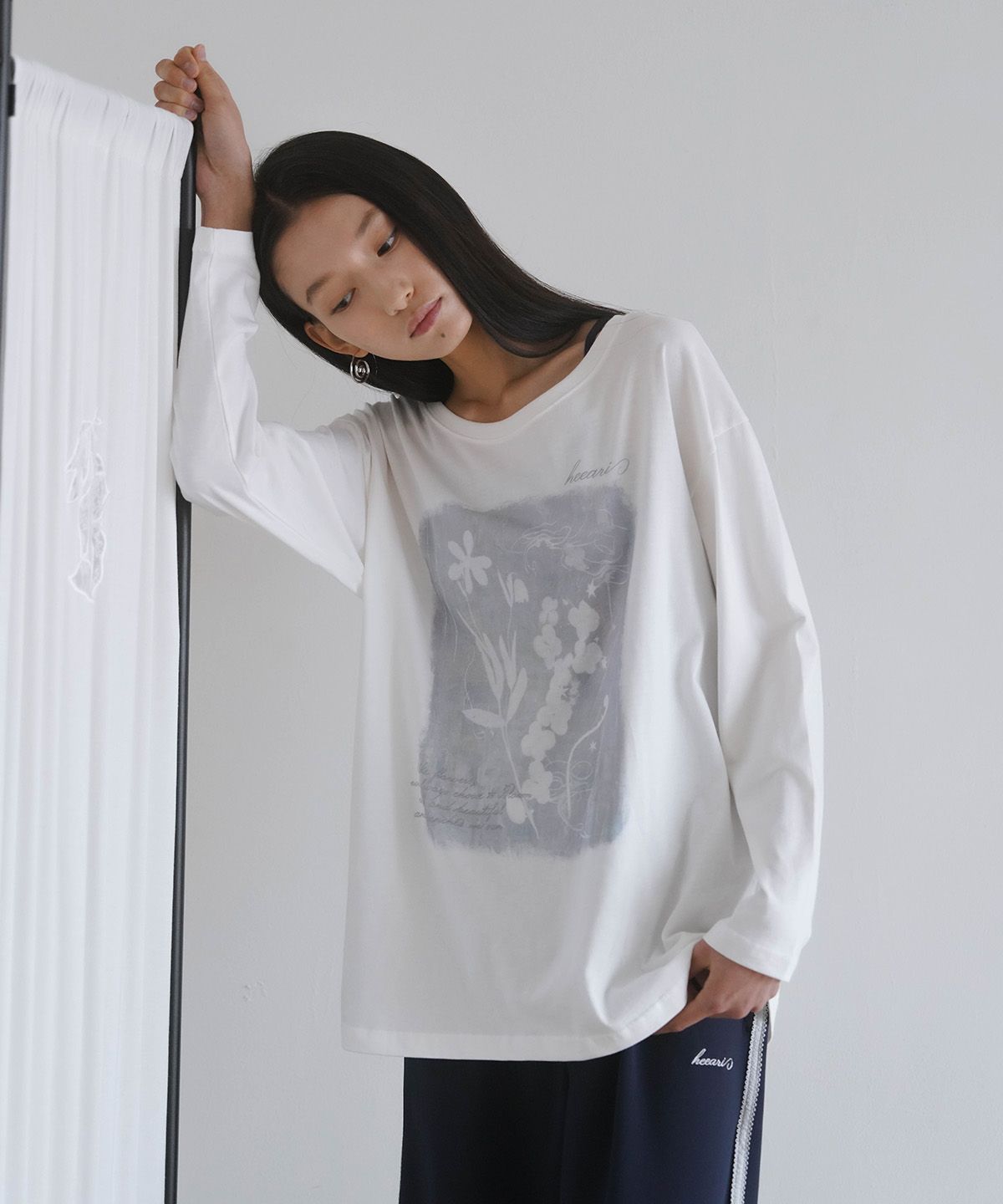 히어리(HEEARI) 플라워 프린팅 원숄더 롱슬리브_블루플라워