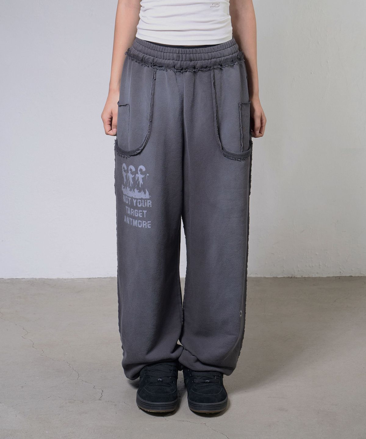 팬시클럽(FANCY CLUB) 로스트 타깃 스웻팬츠 (CHARCOAL) F26ZD461