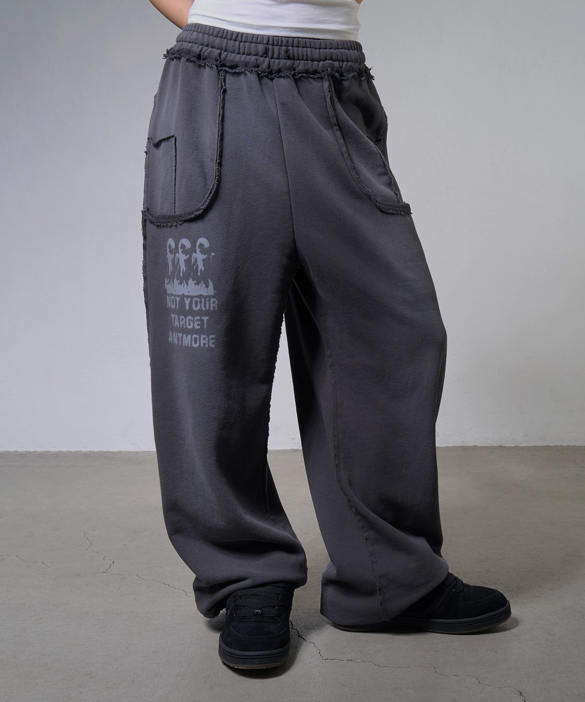 팬시클럽(FANCY CLUB) 로스트 타깃 스웻팬츠 (CHARCOAL) F26ZD461