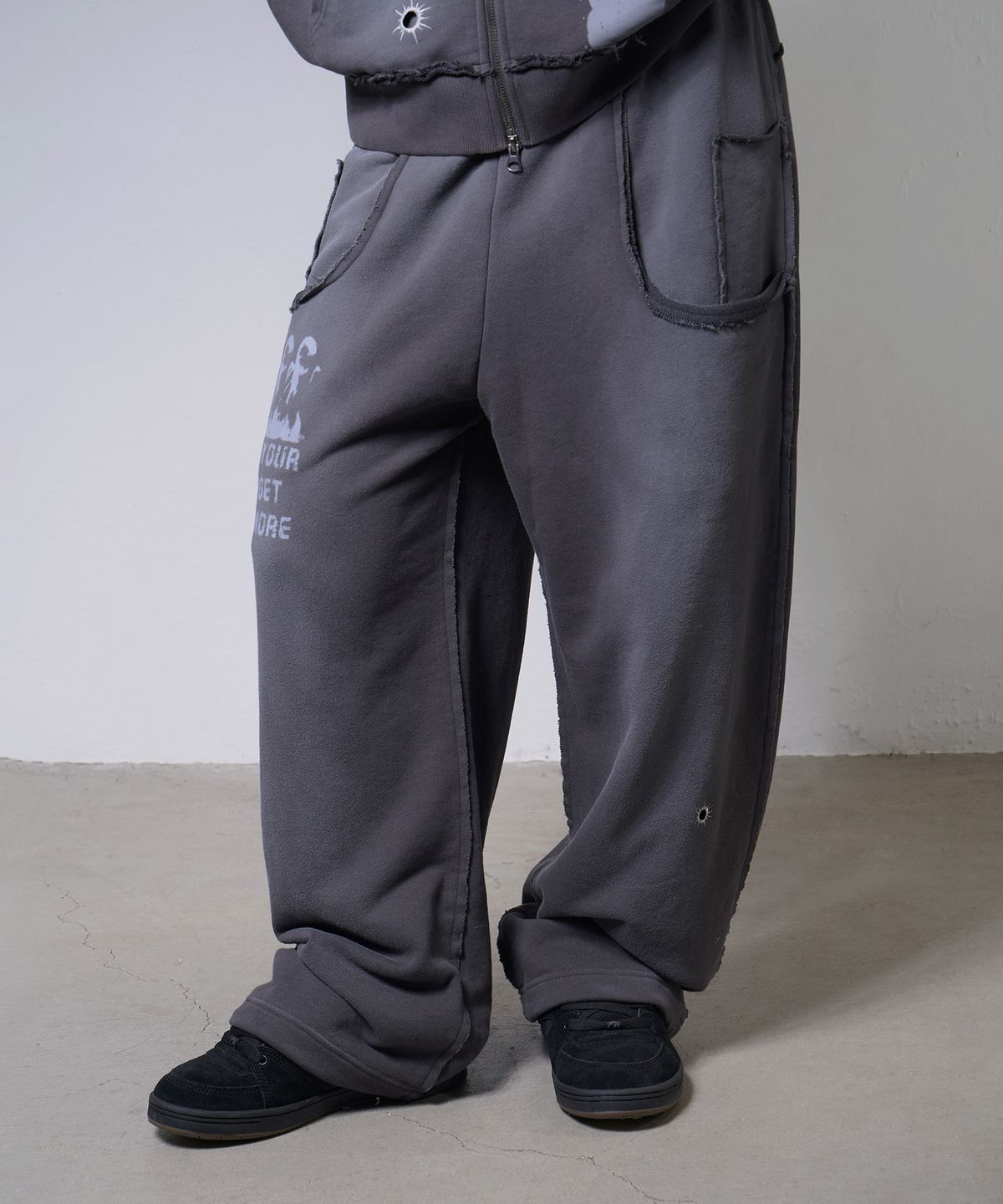 팬시클럽(FANCY CLUB) 로스트 타깃 스웻팬츠 (CHARCOAL) F26ZD461