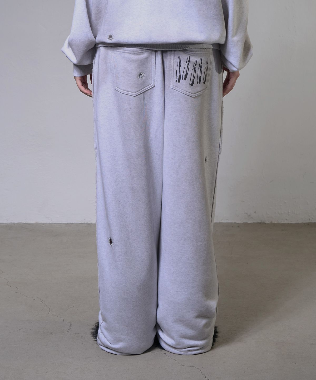 팬시클럽(FANCY CLUB) 로스트 타깃 스웻팬츠 (WHITE MELANGE) F26ZD461