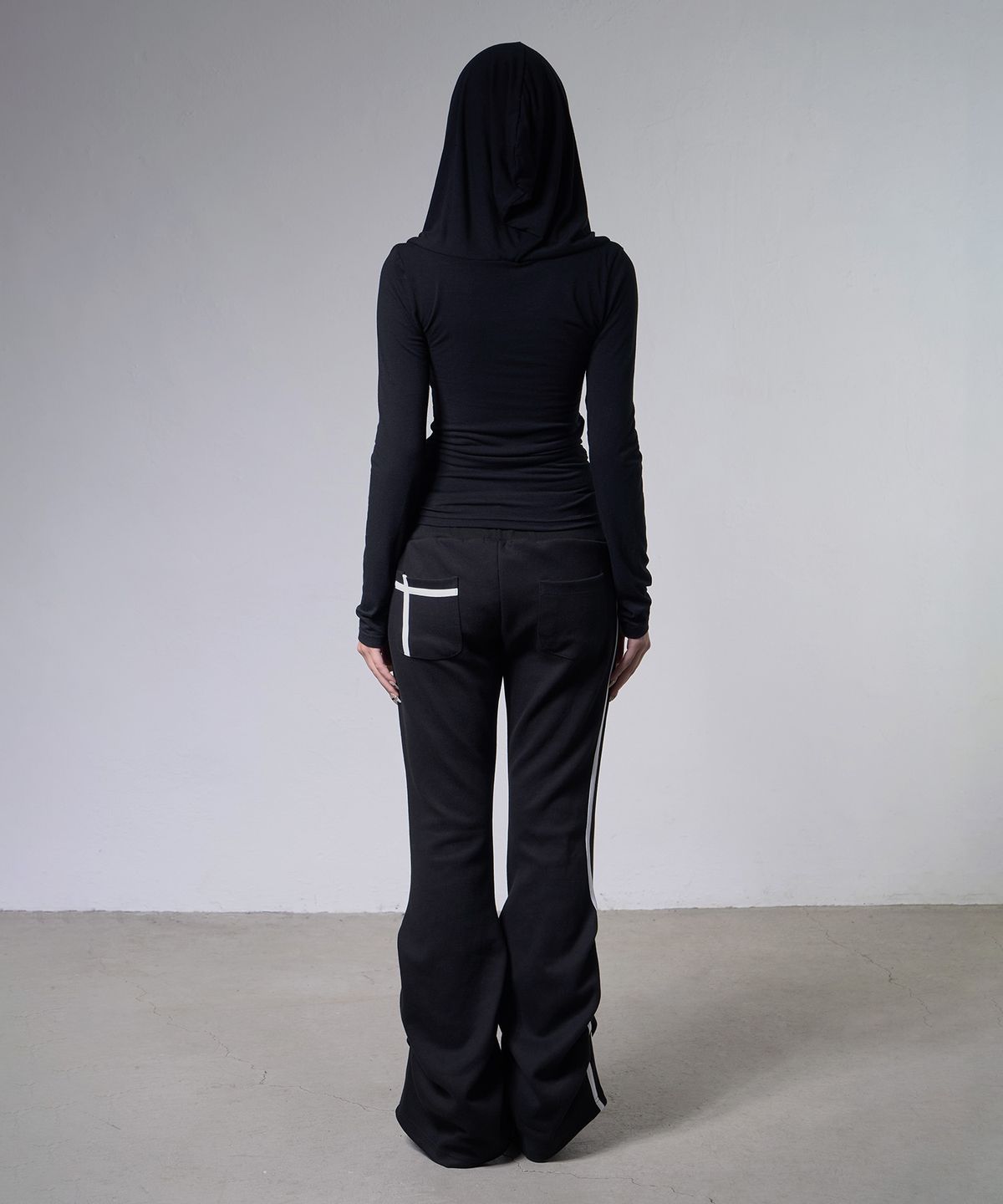 팬시클럽(FANCY CLUB) 드레이프 후디 롱슬리브 (BLACK) F26ZB521