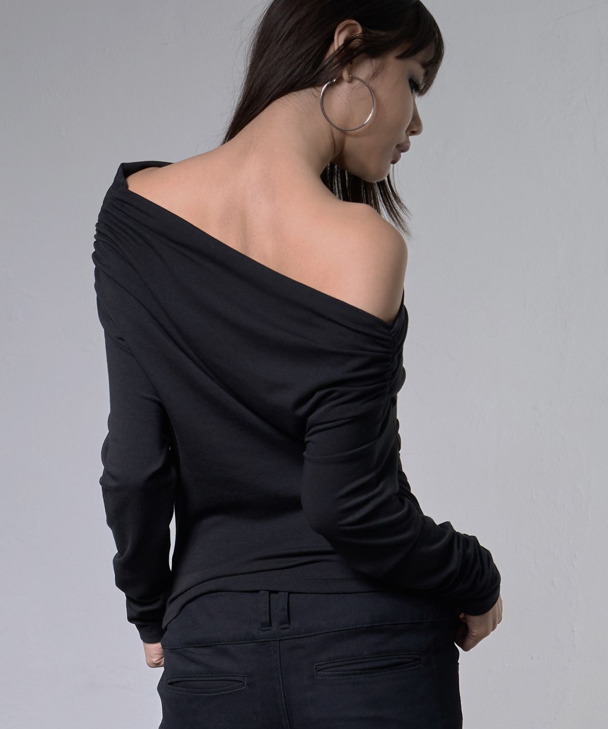 팬시클럽(FANCY CLUB) 아일렛 카울 원숄더 탑 (BLACK) F26ZB520