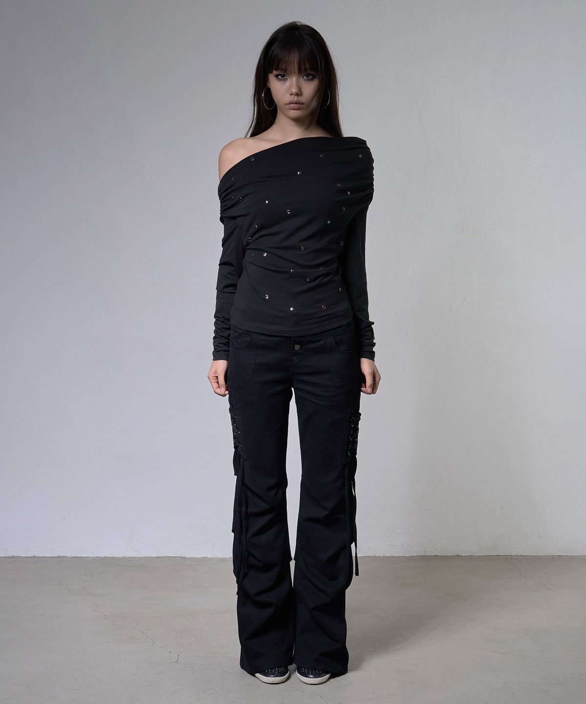 팬시클럽(FANCY CLUB) 아일렛 카울 원숄더 탑 (BLACK) F26ZB520