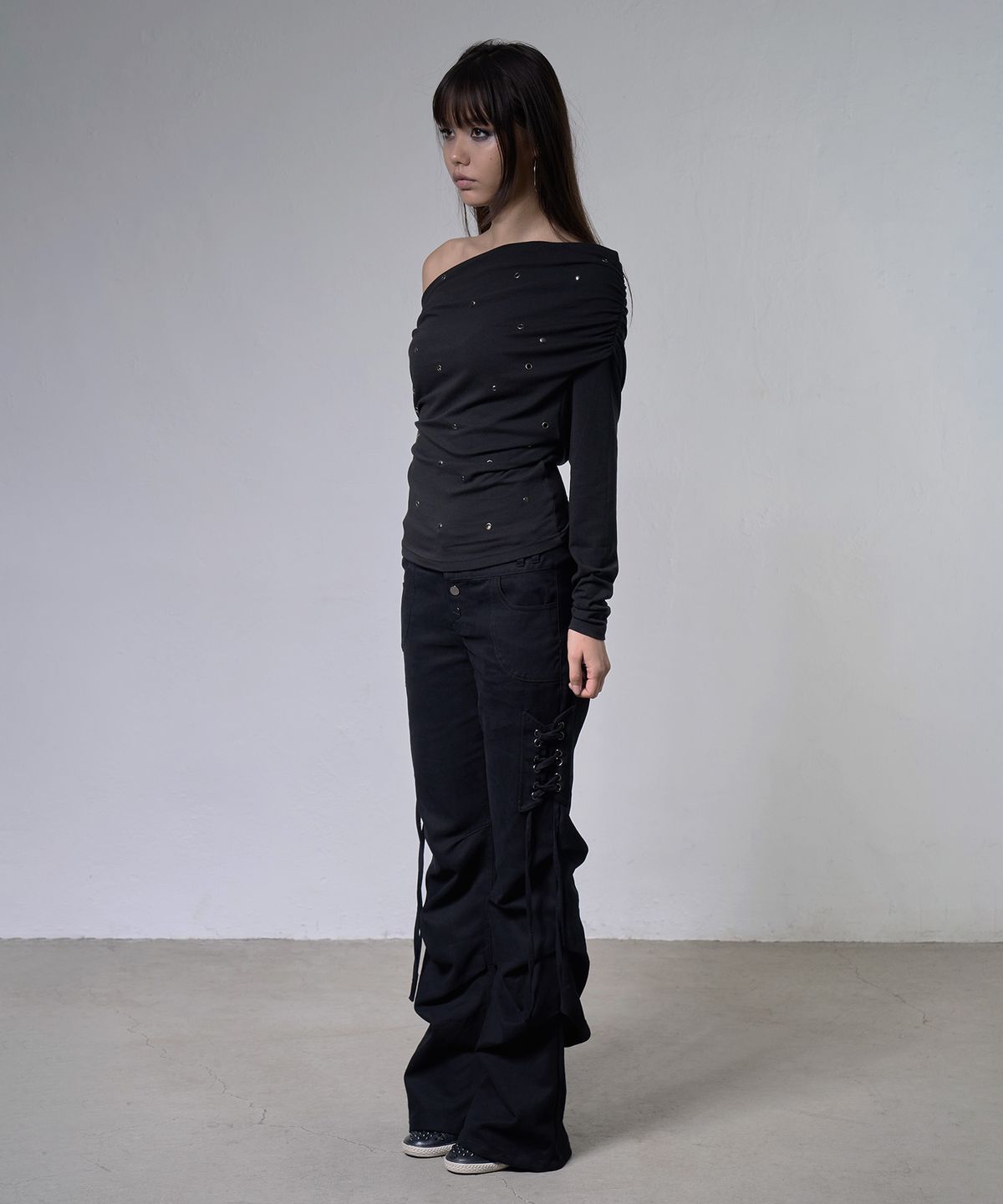 팬시클럽(FANCY CLUB) 아일렛 카울 원숄더 탑 (BLACK) F26ZB520