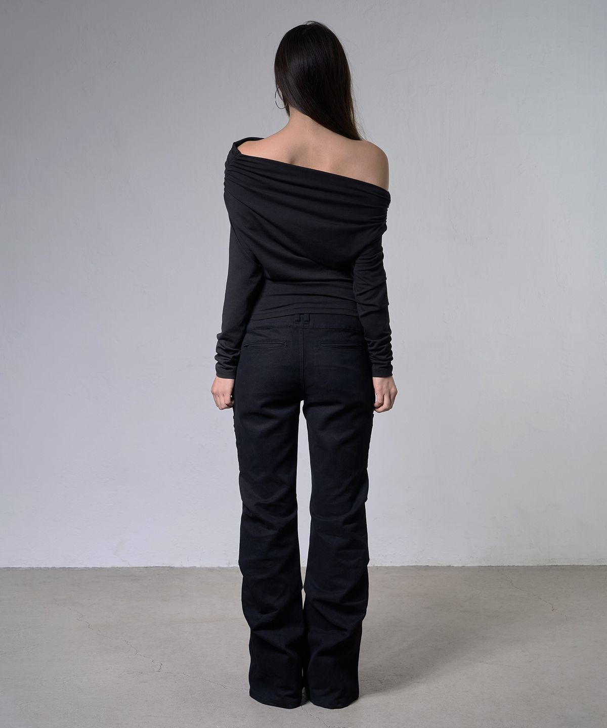 팬시클럽(FANCY CLUB) 아일렛 카울 원숄더 탑 (BLACK) F26ZB520