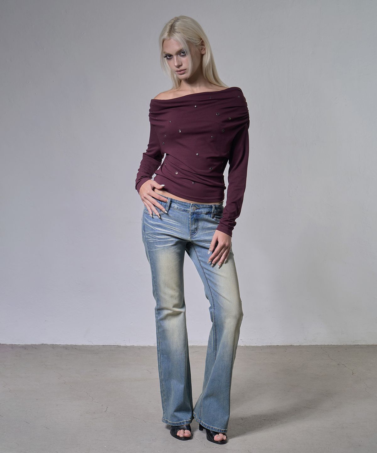팬시클럽(FANCY CLUB) 아일렛 카울 원숄더 탑 (PLUM) F26ZB520