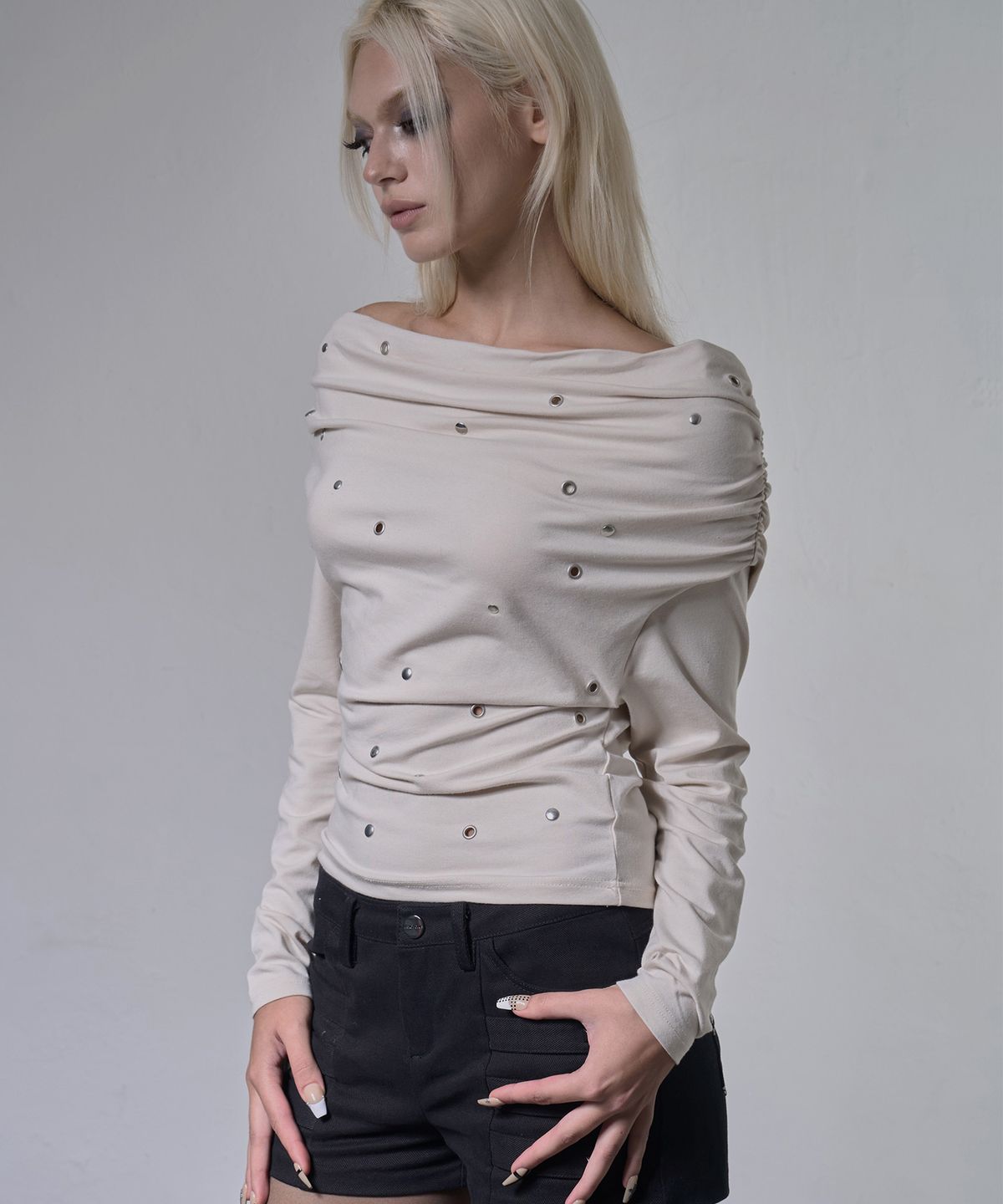 팬시클럽(FANCY CLUB) 아일렛 카울 원숄더 탑 (IVORY) F26ZB520