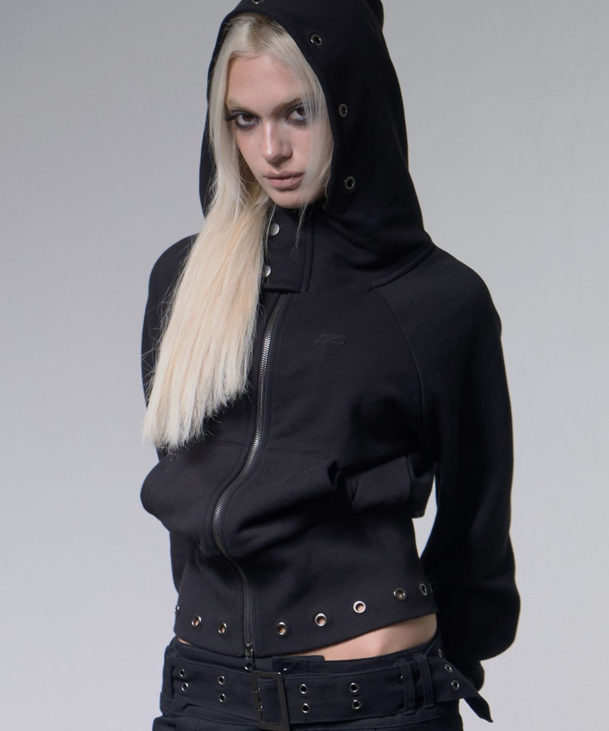 팬시클럽(FANCY CLUB) 아일렛 리브드 후드 집업 (BLACK) F26ZA510