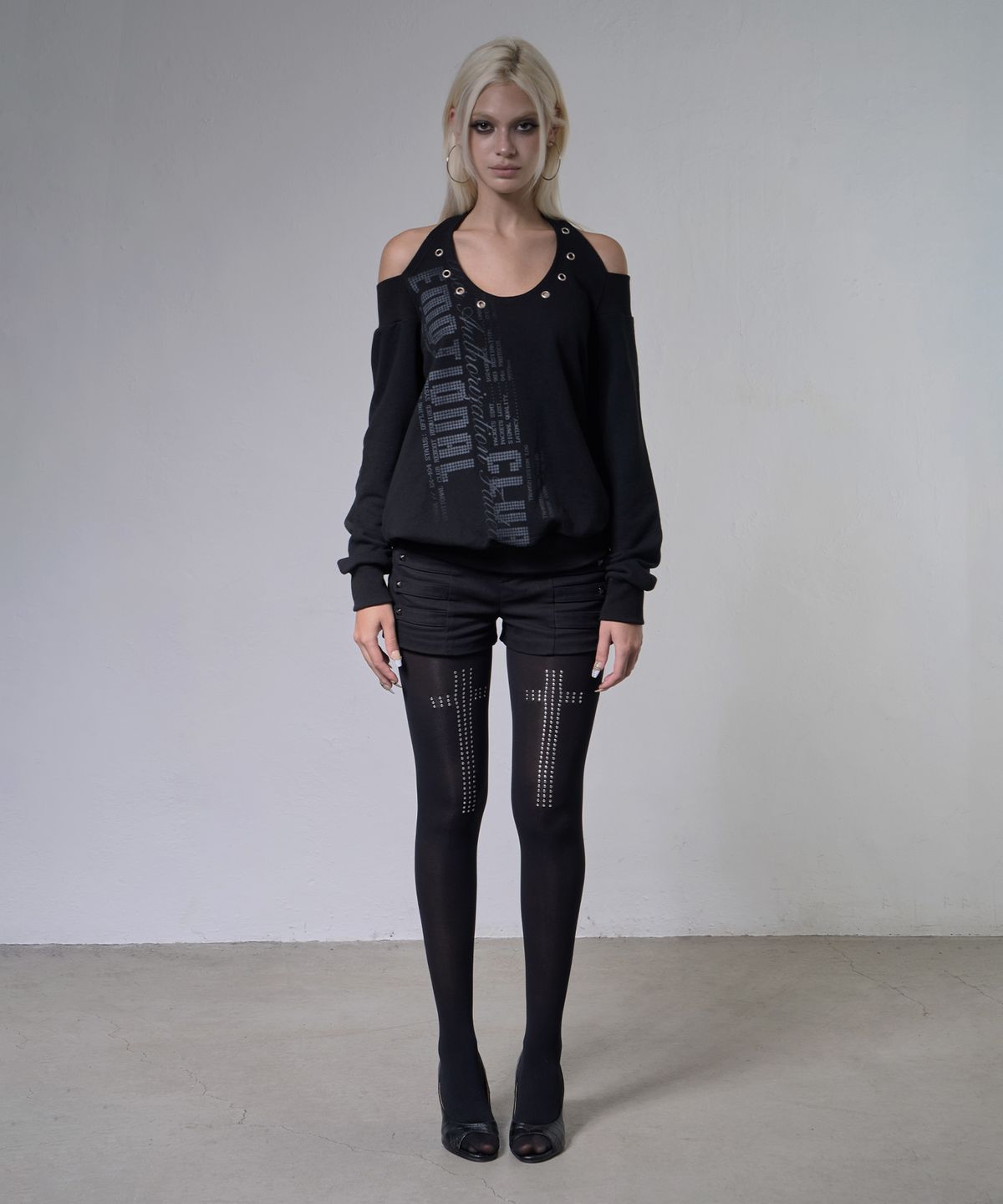 팬시클럽(FANCY CLUB) 아일렛 홀터 스웻 오프숄더 (BLACK) F26ZB534