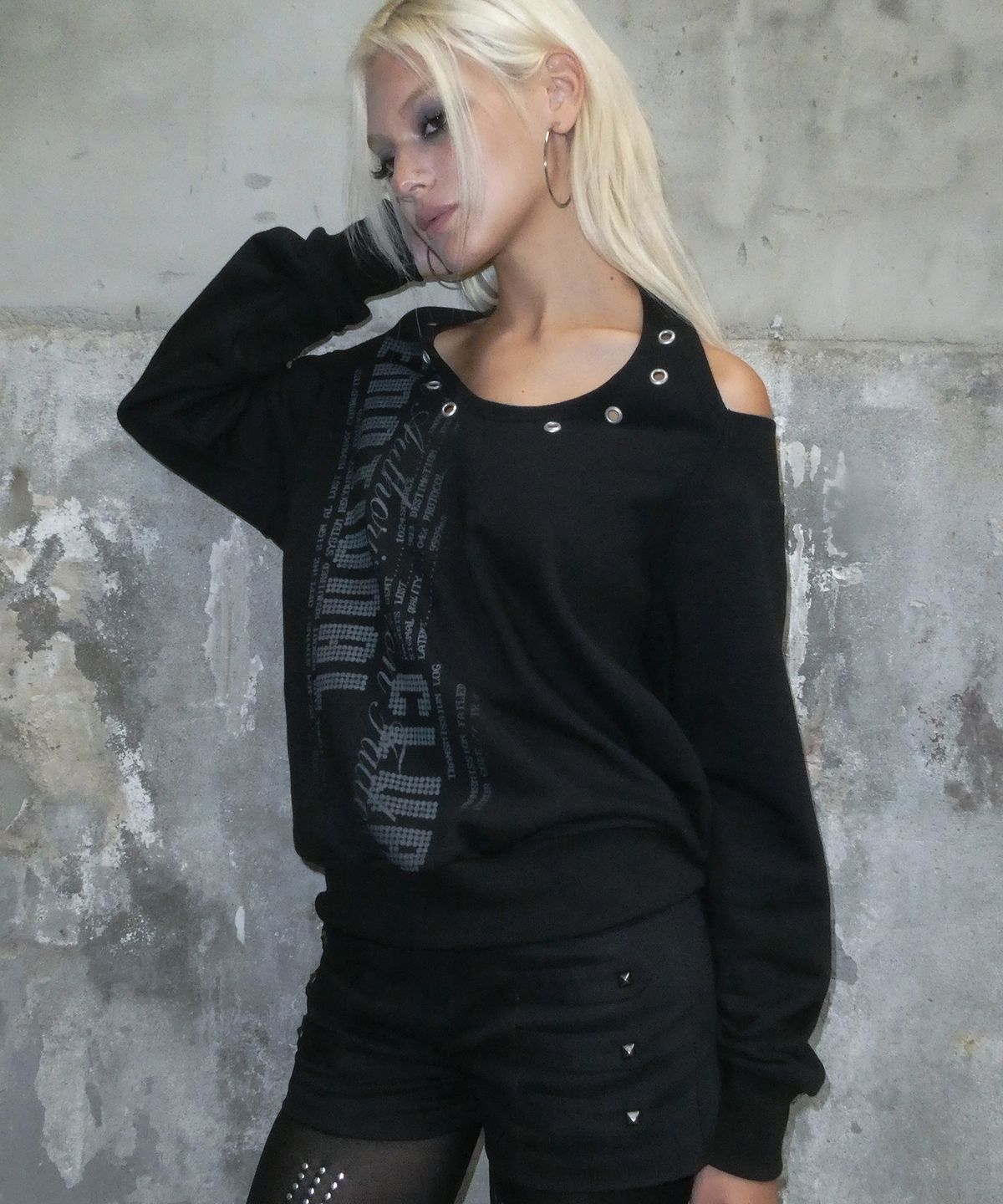 팬시클럽(FANCY CLUB) 아일렛 홀터 스웻 오프숄더 (BLACK) F26ZB534