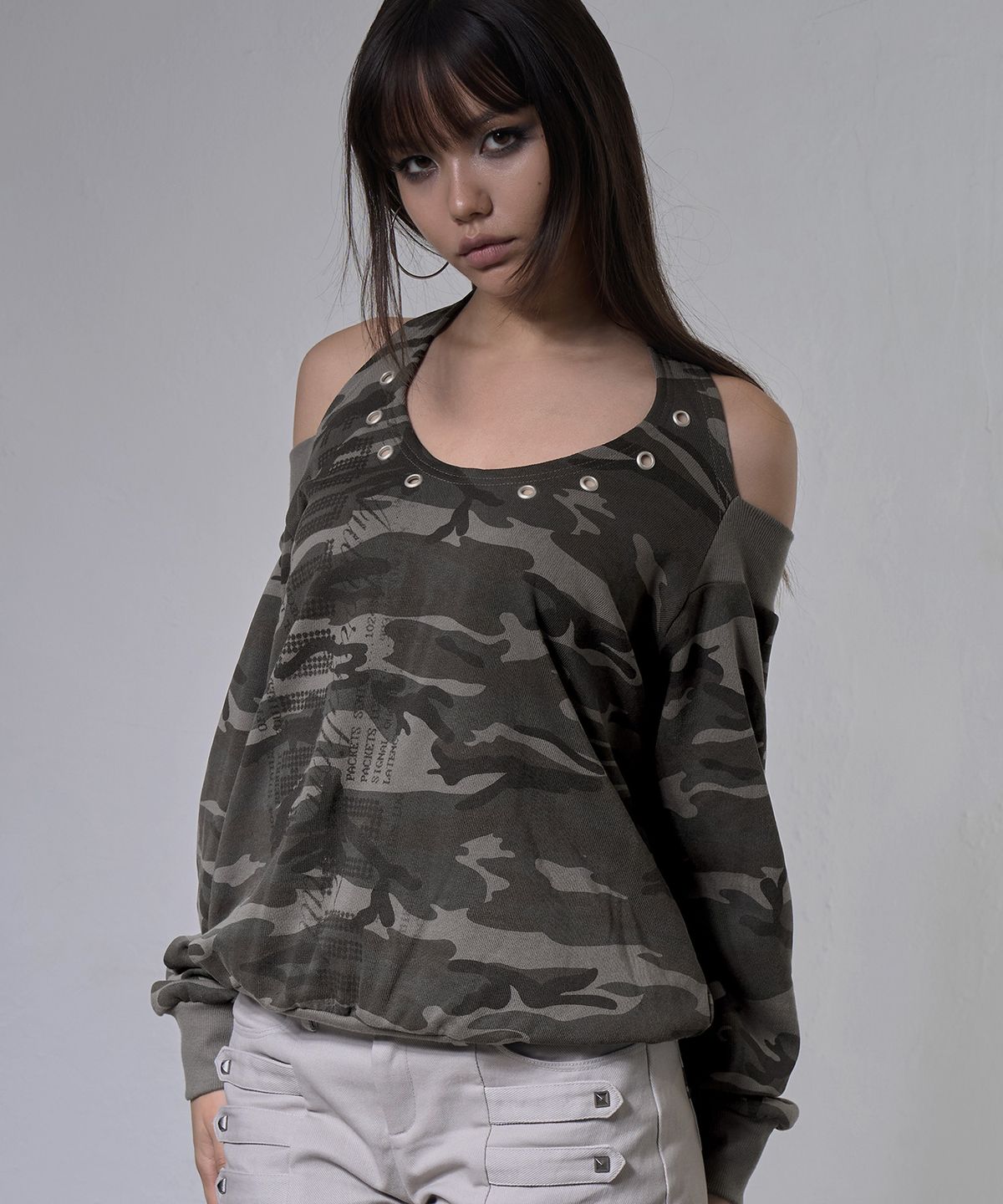팬시클럽(FANCY CLUB) 아일렛 홀터 스웻 오프숄더 (CAMO) F26ZB534
