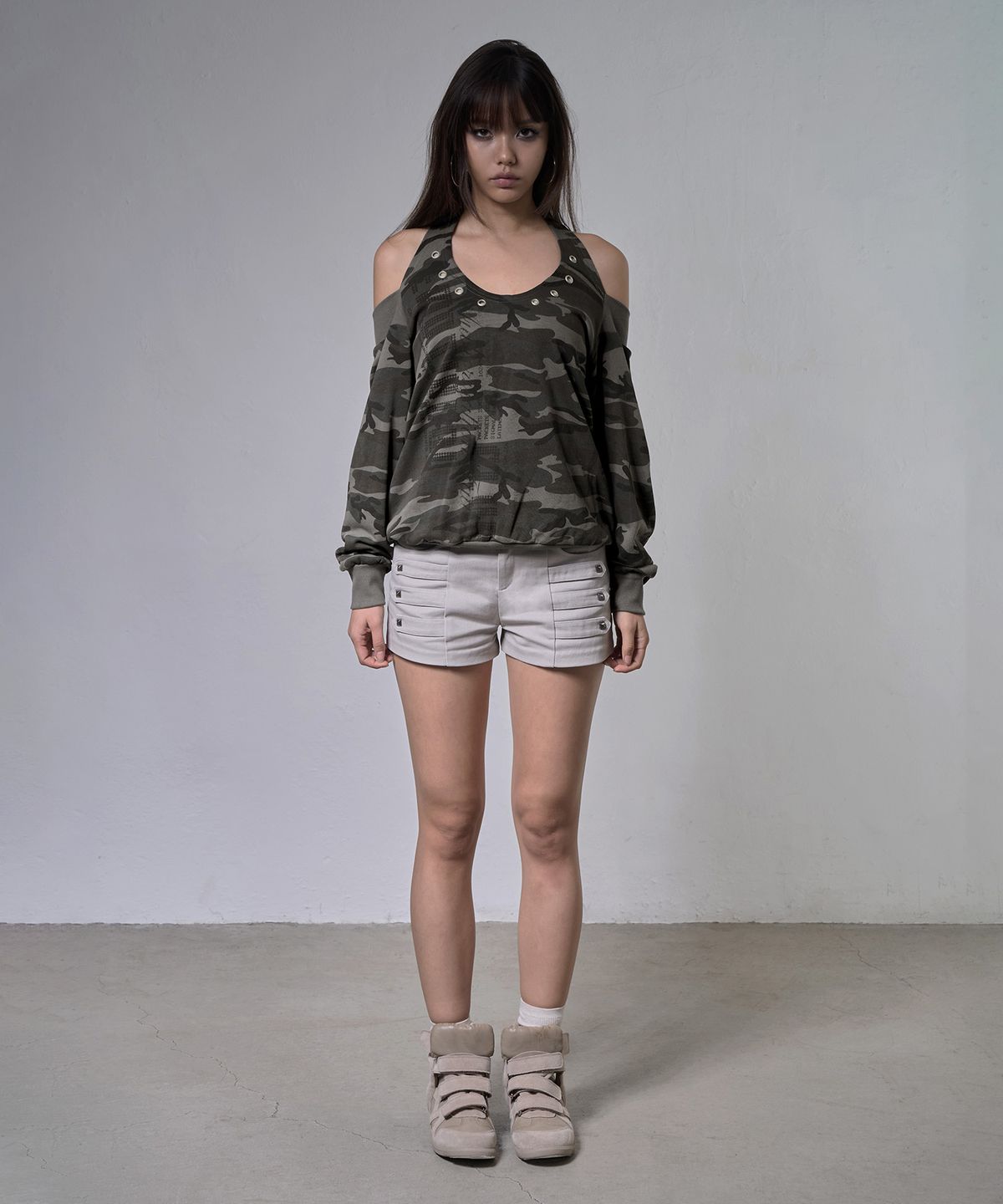 팬시클럽(FANCY CLUB) 아일렛 홀터 스웻 오프숄더 (CAMO) F26ZB534