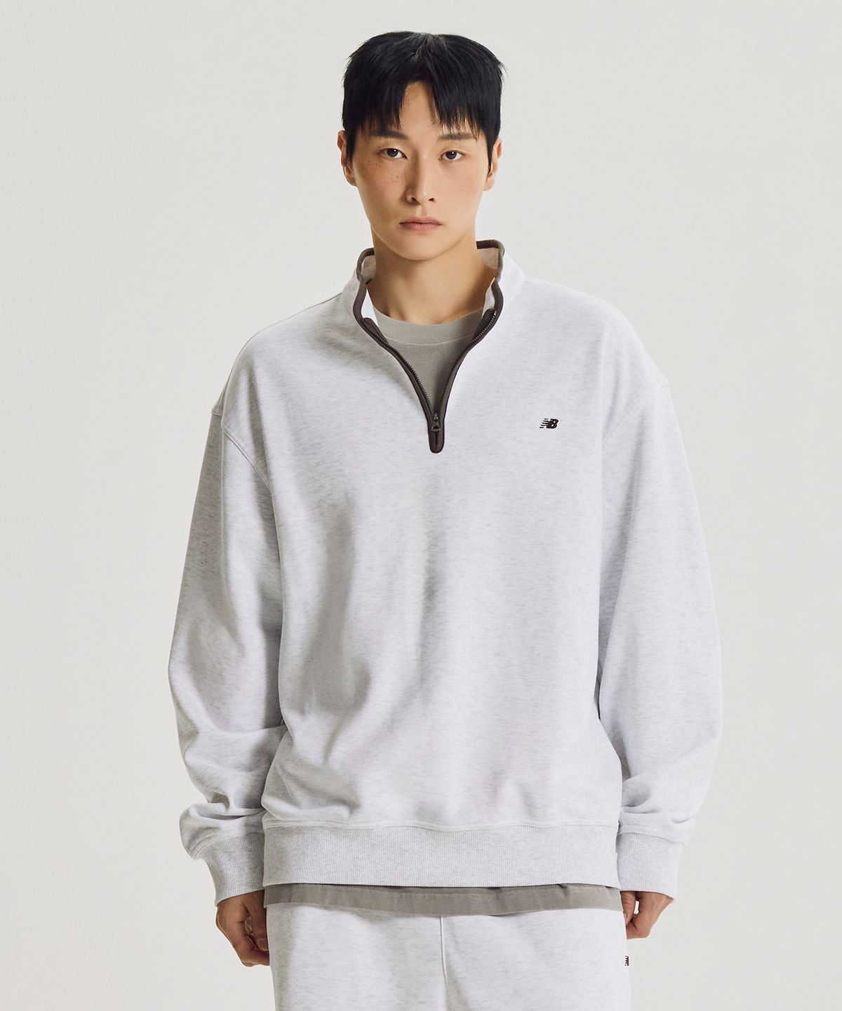 뉴발란스(NEW BALANCE) NBNCG41823 / UNI 에센셜 클래식 반집업 배색 맨투맨 (A/GRAY)