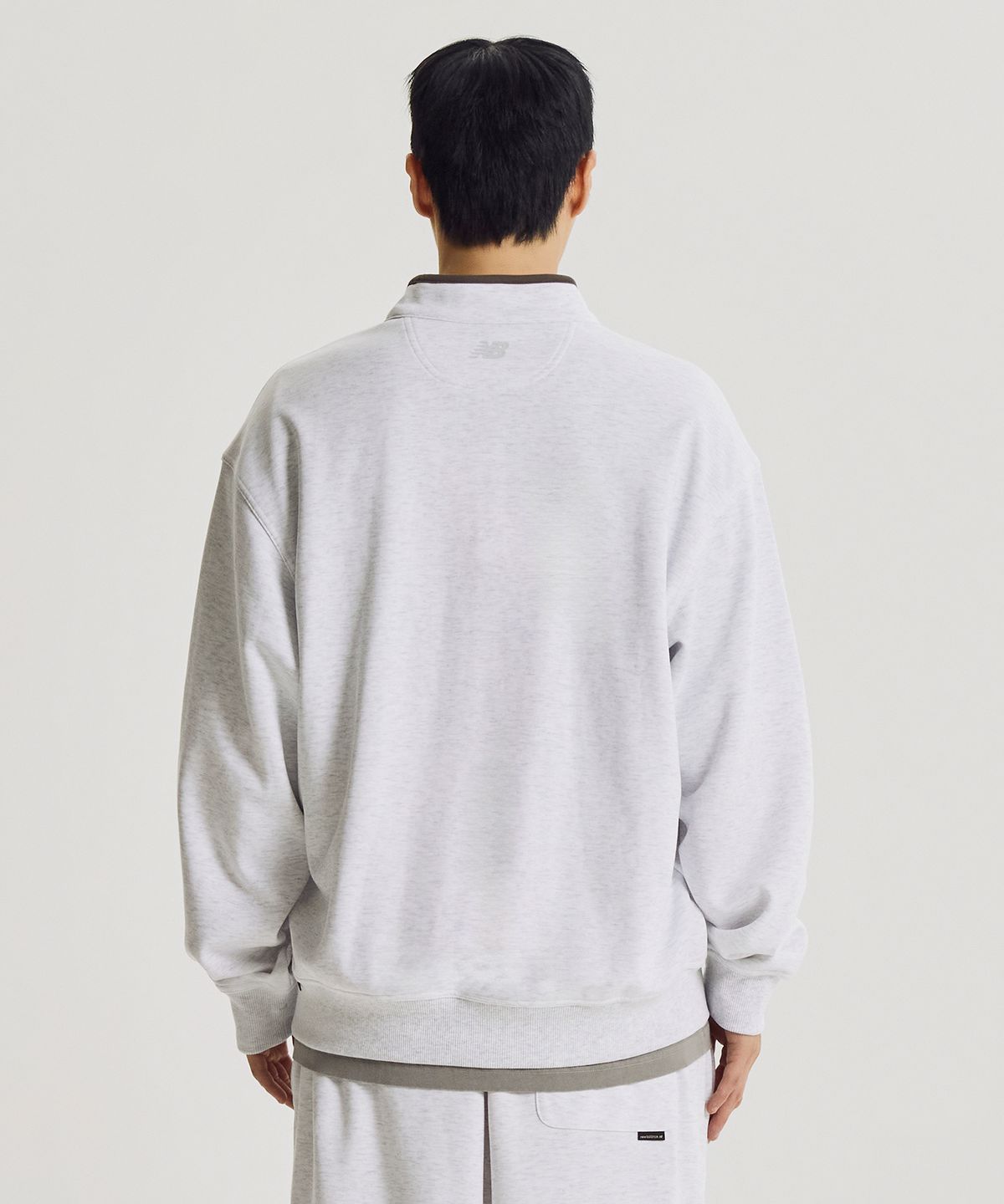 뉴발란스(NEW BALANCE) NBNCG41823 / UNI 에센셜 클래식 반집업 배색 맨투맨 (A/GRAY)